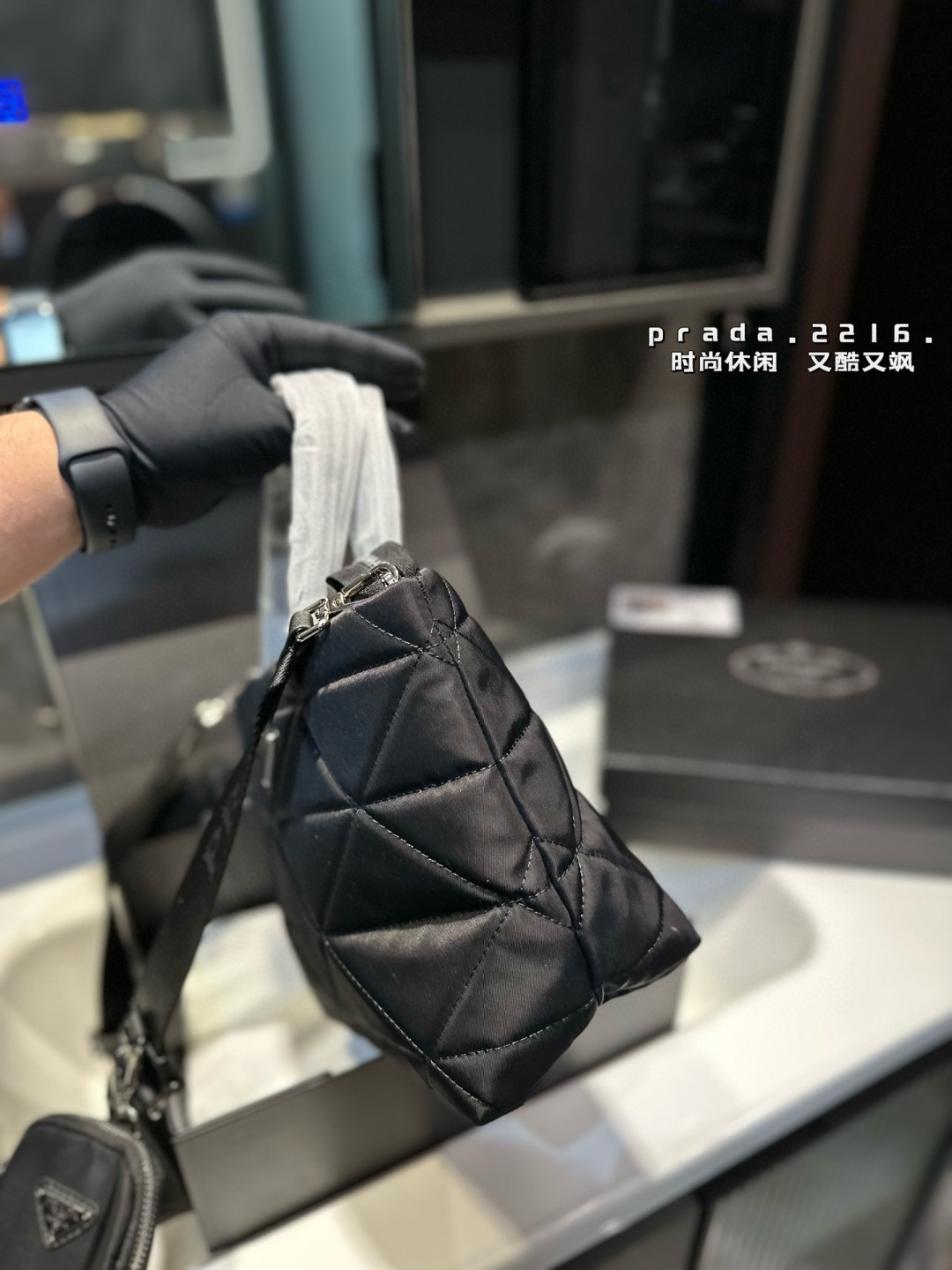❤️p130/p125❤️ 普拉达尼龙菱格托特包有种酷酷感觉容量还很可 Prada一眼便爱上日常通勤强烈推荐 集美们冲它 尺寸:大号32 22 小号24 21