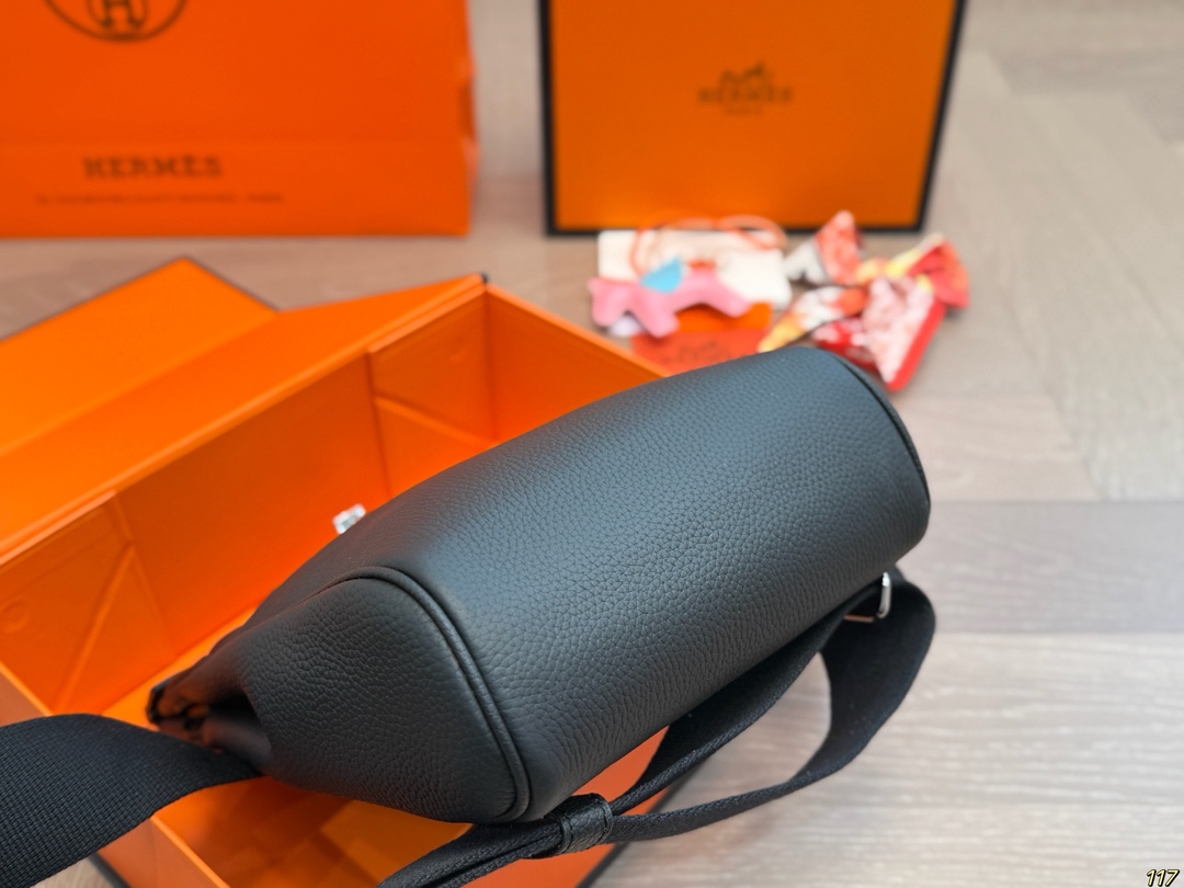 &yen;235飞机盒 爱马仕 Hermes HAC A DOS 爱马仕很适合男生的包其实挺少的但是Hac真的很适合男生!!最实用的男包颜值也抗打 无论是斜挎还是当胸包都很舒服拿Hac根本不用考虑穿搭问题~ 尺寸18 27