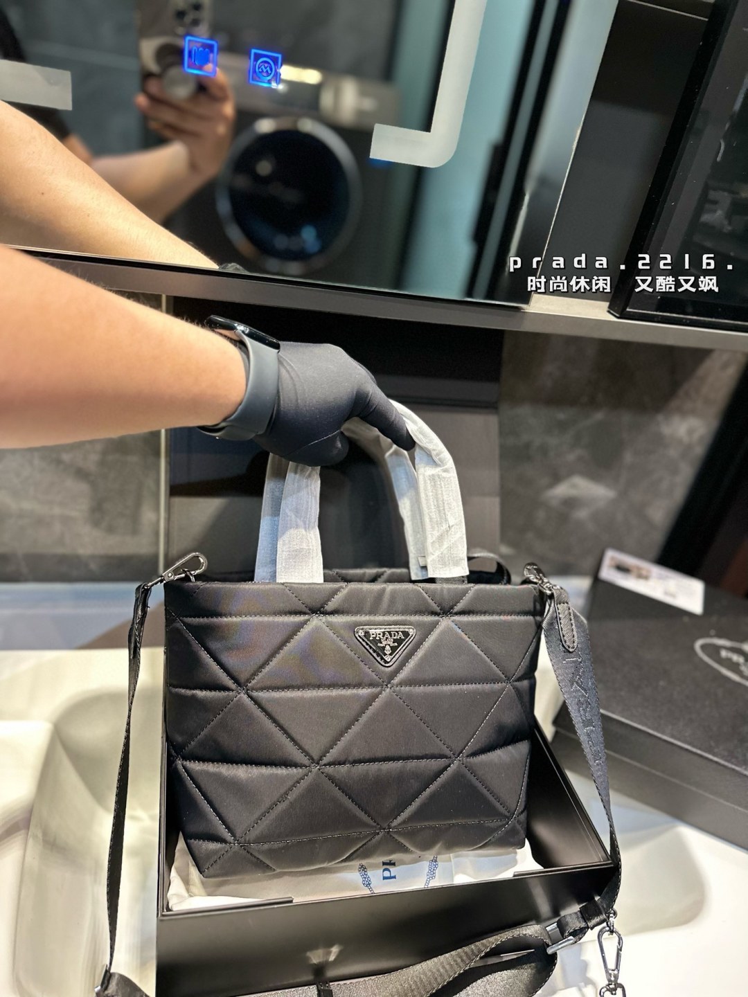 ❤️p130/p125❤️ 普拉达尼龙菱格托特包有种酷酷感觉容量还很可 Prada一眼便爱上日常通勤强烈推荐 集美们冲它 尺寸:大号32 22 小号24 21