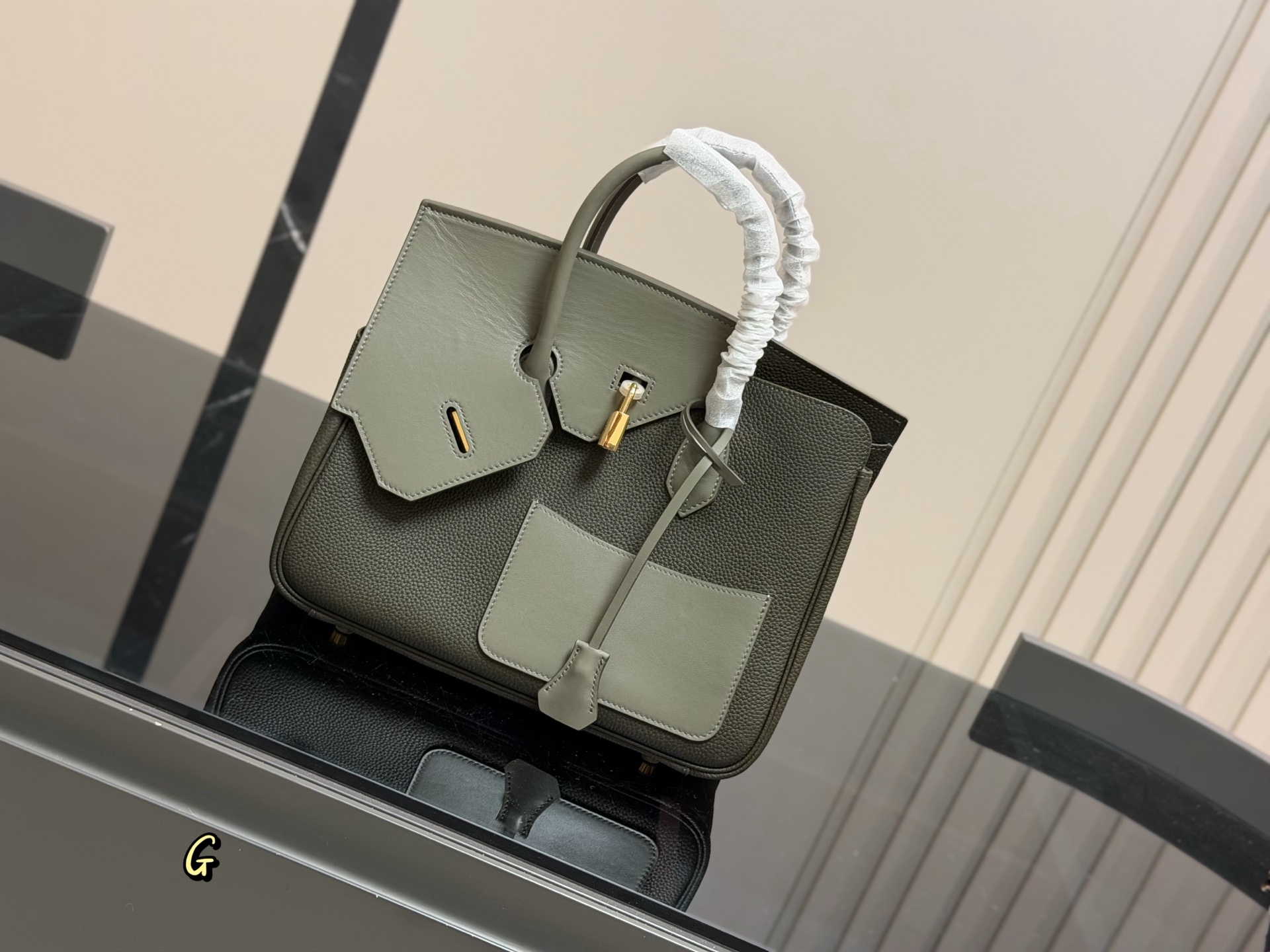 &yen;340 爱马仕Birkin D&eacute;sordre 30 这个包走秀的时候就相中了， 和双面KELLY异曲同工， 都是解构主义美学的创新。不过最大的 这个Birkin D&eacute;sordre 30却可以男女同吃