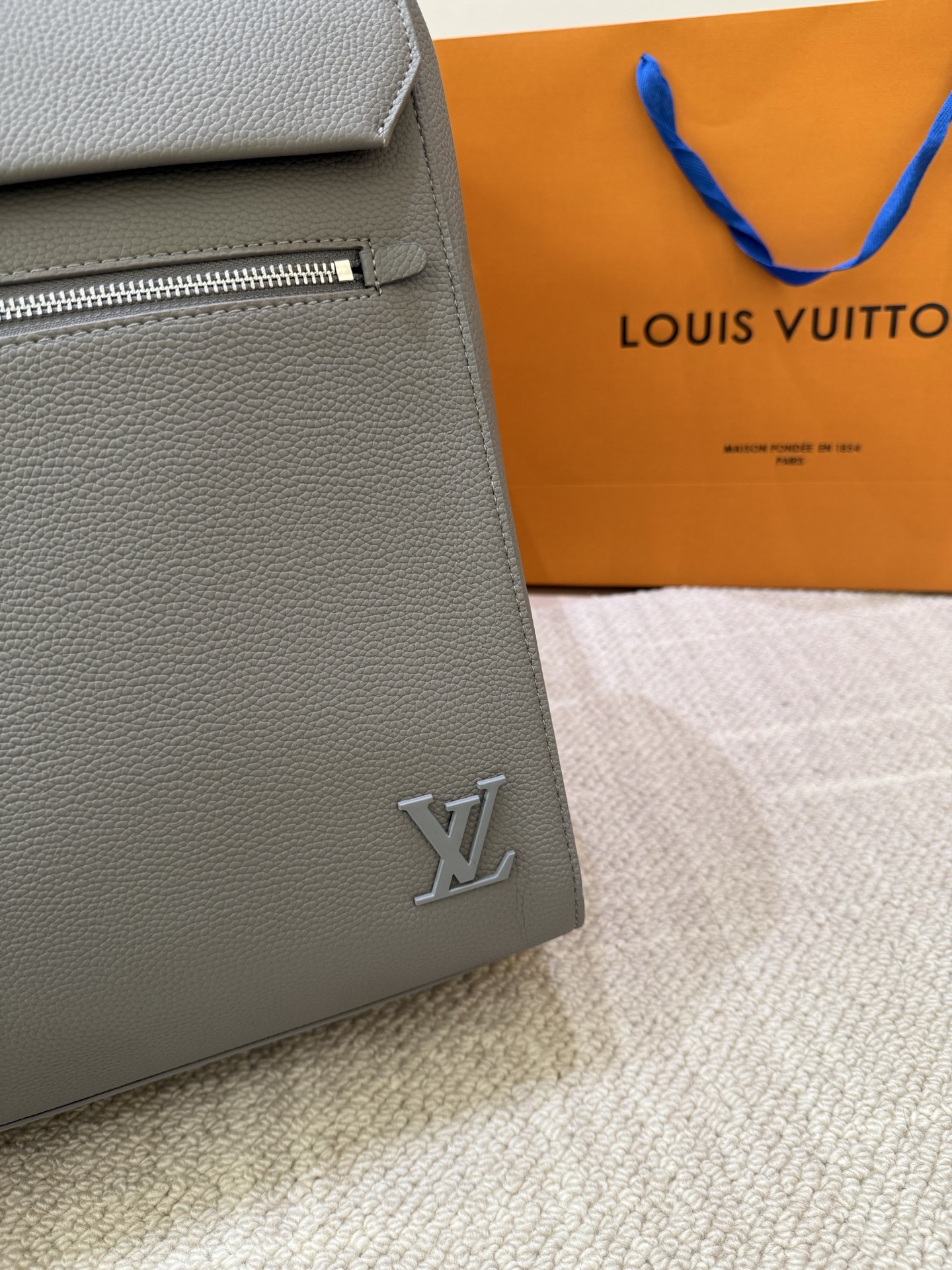 P160 高顔値双肩包/ LV Discovery 百搭通勤经典牛皮双肩包 LV最好看的双 肩包出差旅行必备 休闲商务都可驾驭 容量超大超能装 大热门款个人认为这是一款最合适男士的包包 超级酷 COOL 尺寸 30 40cm