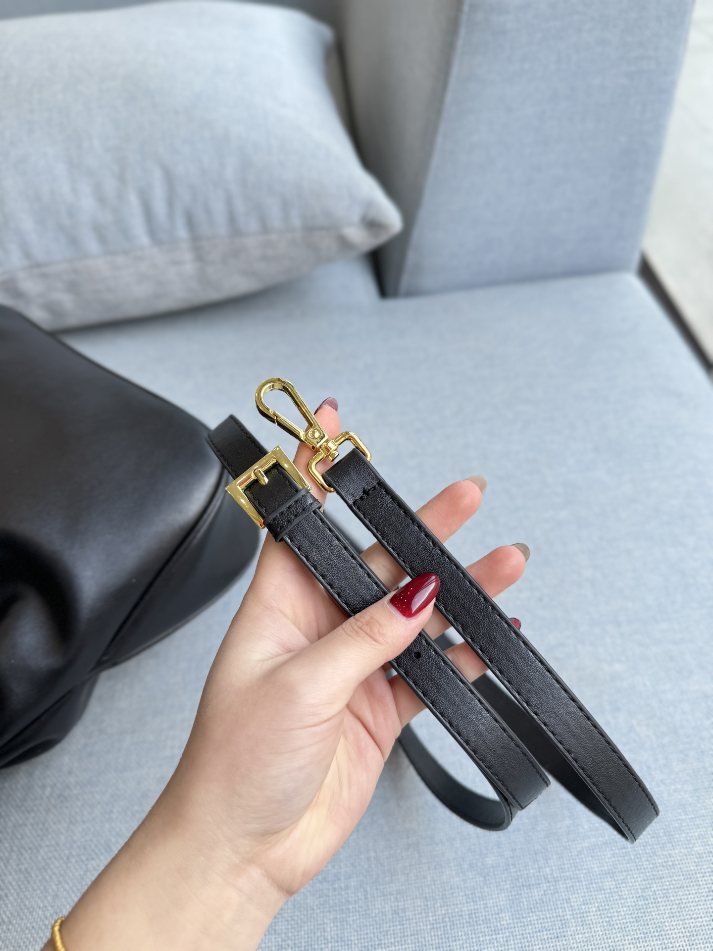 💰180 天地盖 size：31&times;26 PRADA普拉达 托特包 购物袋 腋下包 单肩包 这么高级的Prada谁能不爱🖤 黑金Prada垃圾袋 全皮腋下托特包 Prada全皮单肩腋下黑金托特包 自行配链条可变垃圾袋款 肩带可以收进包内 磁吸扣 时髦感都快要溢出来了