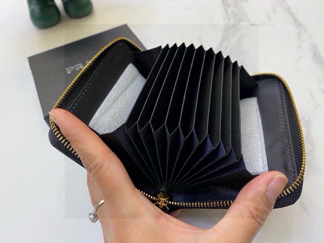 📢📢📢p90 8040 普拉达专柜最新款小钱包 💕原版牛皮 完美内阁 卡包钱包多功能 👍