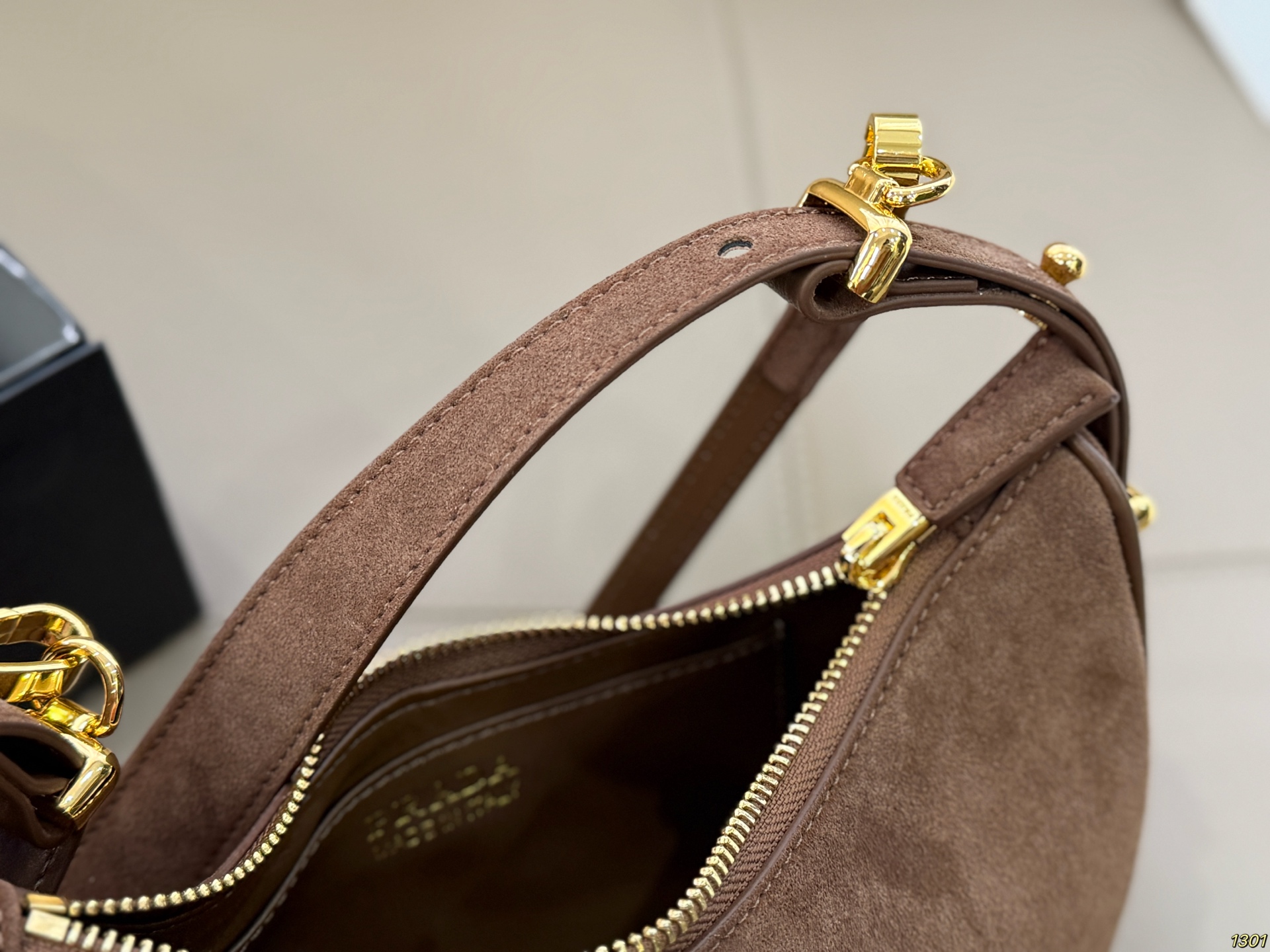 &yen;180 Prada 普拉达 Araue麂皮月牙腋下包 弧形乡设计灵感源自新月，皮革＋珐琅三角徽标，低调优雅又超有辨识度。双肩带设计，手提肩背都OK，容量适中，通勤休闲都能用。新月造型寓意新生与圆满，实用又时髦，是本季超火单品，明星博主都在背！搭配简约或复古穿搭，气质直接拉满尺寸23*13