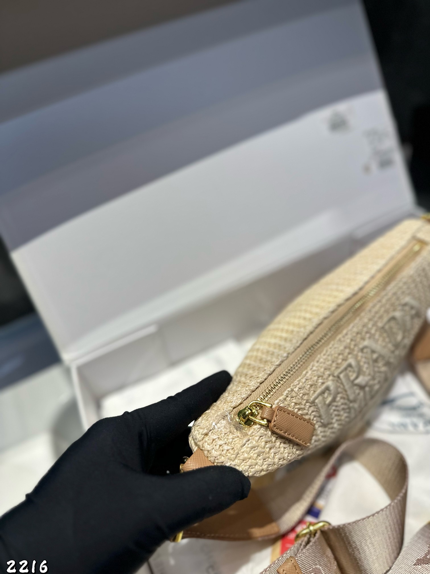 ❤️p130❤️ ✅新品推荐🔜升级版🔥Prada普拉达专柜同款编织三角包～草编包👍配小包‼️高端货！可肩背～各大明星追捧的爆款～棕榈叶和牛皮编织而成‼️采用最好的五金配件！经典logo！（size：28*14*10 小包9*13）