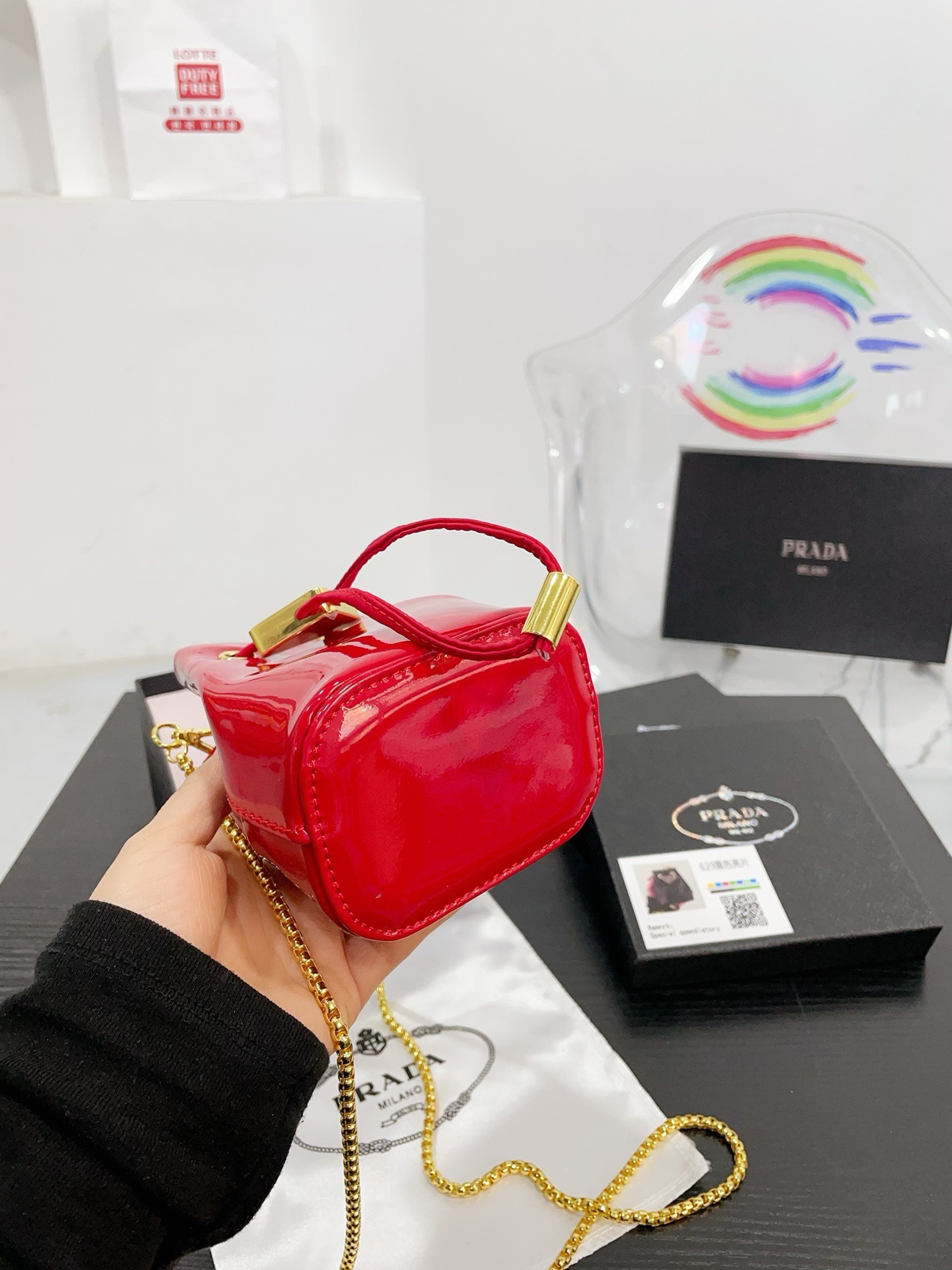 👑💰P105配盒 ⚠️尺寸10.13 普拉达PRADA mini亮片水桶包 太可爱了，bling bling的效果非常吸睛 可仙可酷，难道你不心动。 太美太可爱了