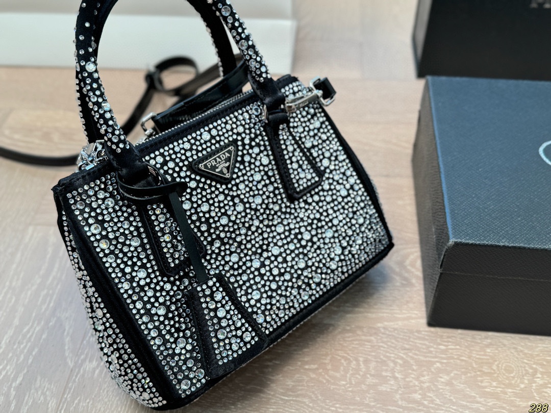 &yen;180配盒 普拉达 Prada 满钻包超级满足 颜值超高 集美必入 尺寸： 22 16