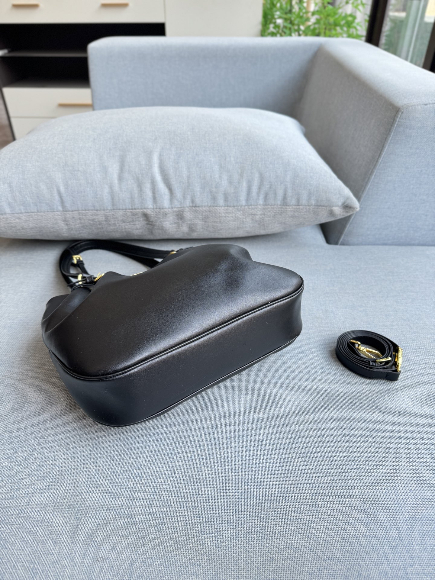 💰180 天地盖 size：31&times;26 PRADA普拉达 托特包 购物袋 腋下包 单肩包 这么高级的Prada谁能不爱🖤 黑金Prada垃圾袋 全皮腋下托特包 Prada全皮单肩腋下黑金托特包 自行配链条可变垃圾袋款 肩带可以收进包内 磁吸扣 时髦感都快要溢出来了