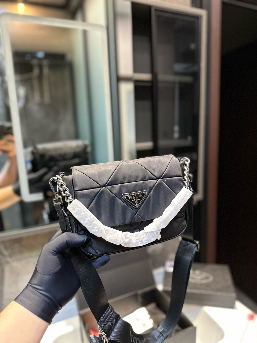 ❤️p125（礼盒包装）❤️ PRADA/普拉达新款System羊皮菱格邮差包 三合一女包 轻巧有型隐藏式前V拉链和翻盖设计包形与正面的三角标争相呼应突出了品牌logo标识的主题~肩带都可以调节 yx尺寸20 18cm