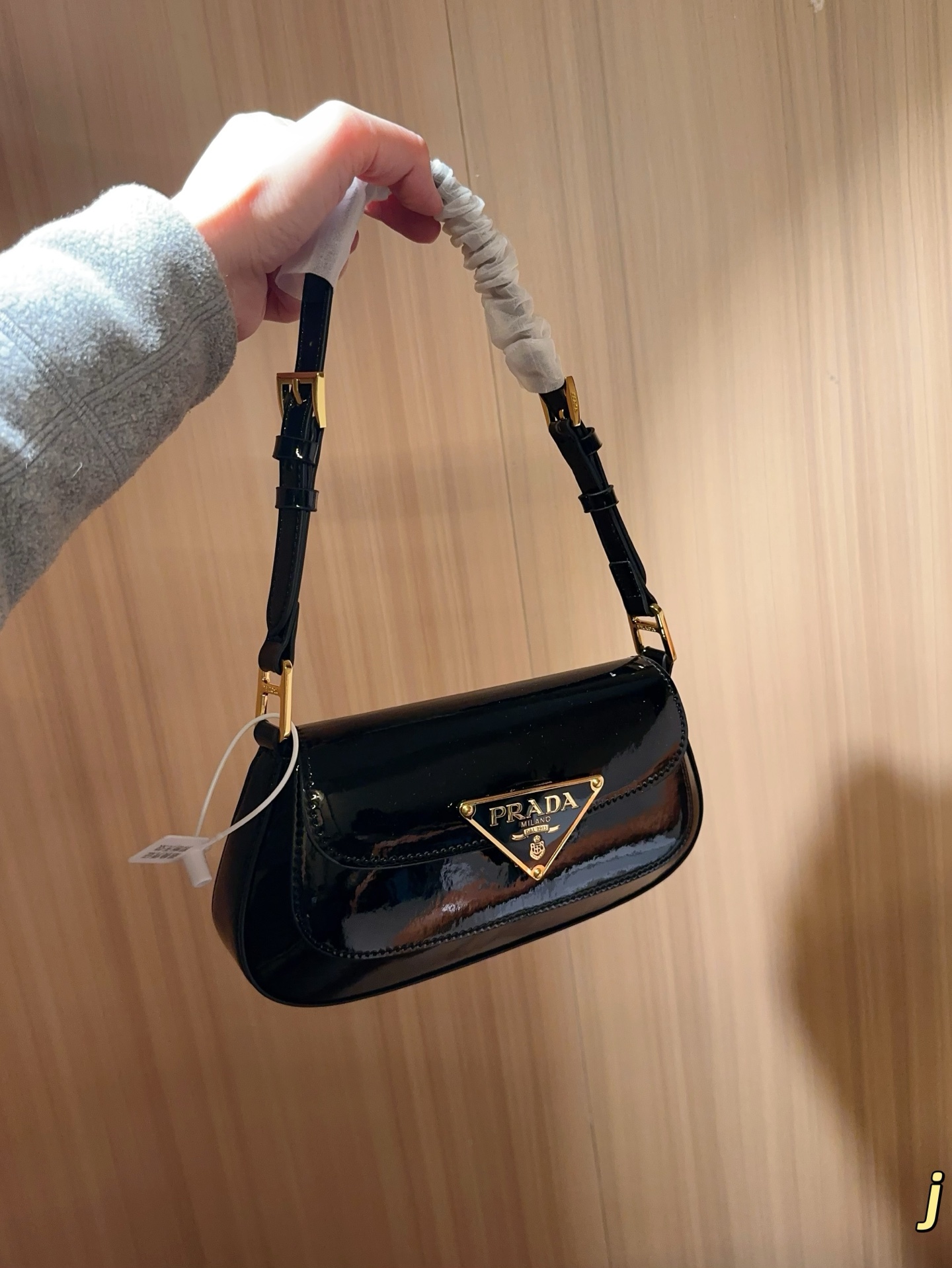 💰170 普拉达prada 新款fw亮皮漆皮hobo腋下包 翻盖法棍包 尺寸24&times;14&times;4 礼盒包装🎁