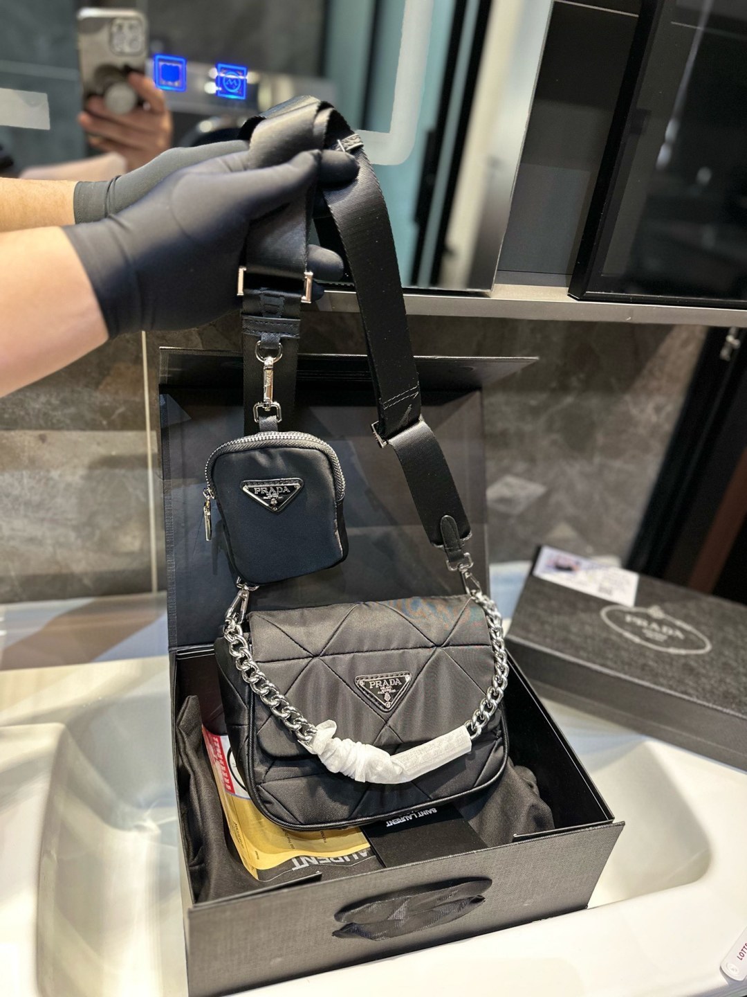 ❤️p125（礼盒包装）❤️ PRADA/普拉达新款System羊皮菱格邮差包 三合一女包 轻巧有型隐藏式前V拉链和翻盖设计包形与正面的三角标争相呼应突出了品牌logo标识的主题~肩带都可以调节 yx尺寸20 18cm