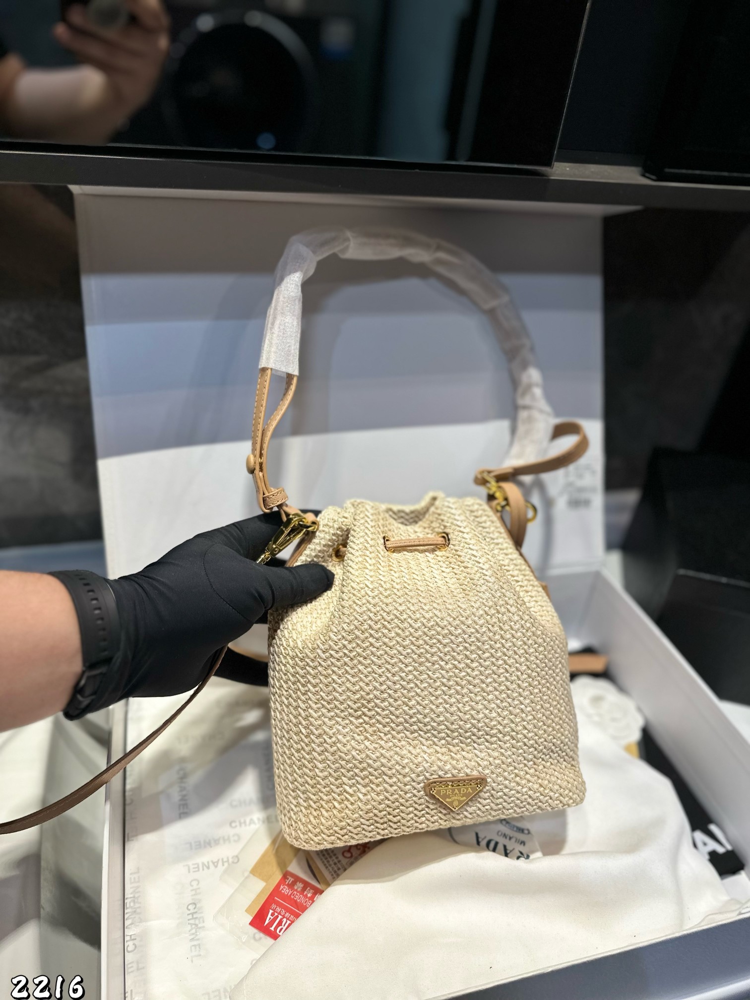 ❤️p130❤️ ✅新品推荐🔜Prada普拉达专柜同款编织水桶包～草编包👍高端货！可手提可肩背～各大明星追捧的爆款～棕榈叶和牛皮编织而成‼️采用最好的五金配件！经典logo！（size：19*21*12）