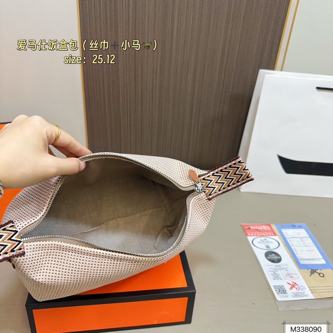 💰105 礼盒包装 丝巾➕小马 爱马仕帆布收纳包饭盒包。 帆布的材质随性且休闲！ 优雅贵气高级感并存！ 尺寸25&times;12