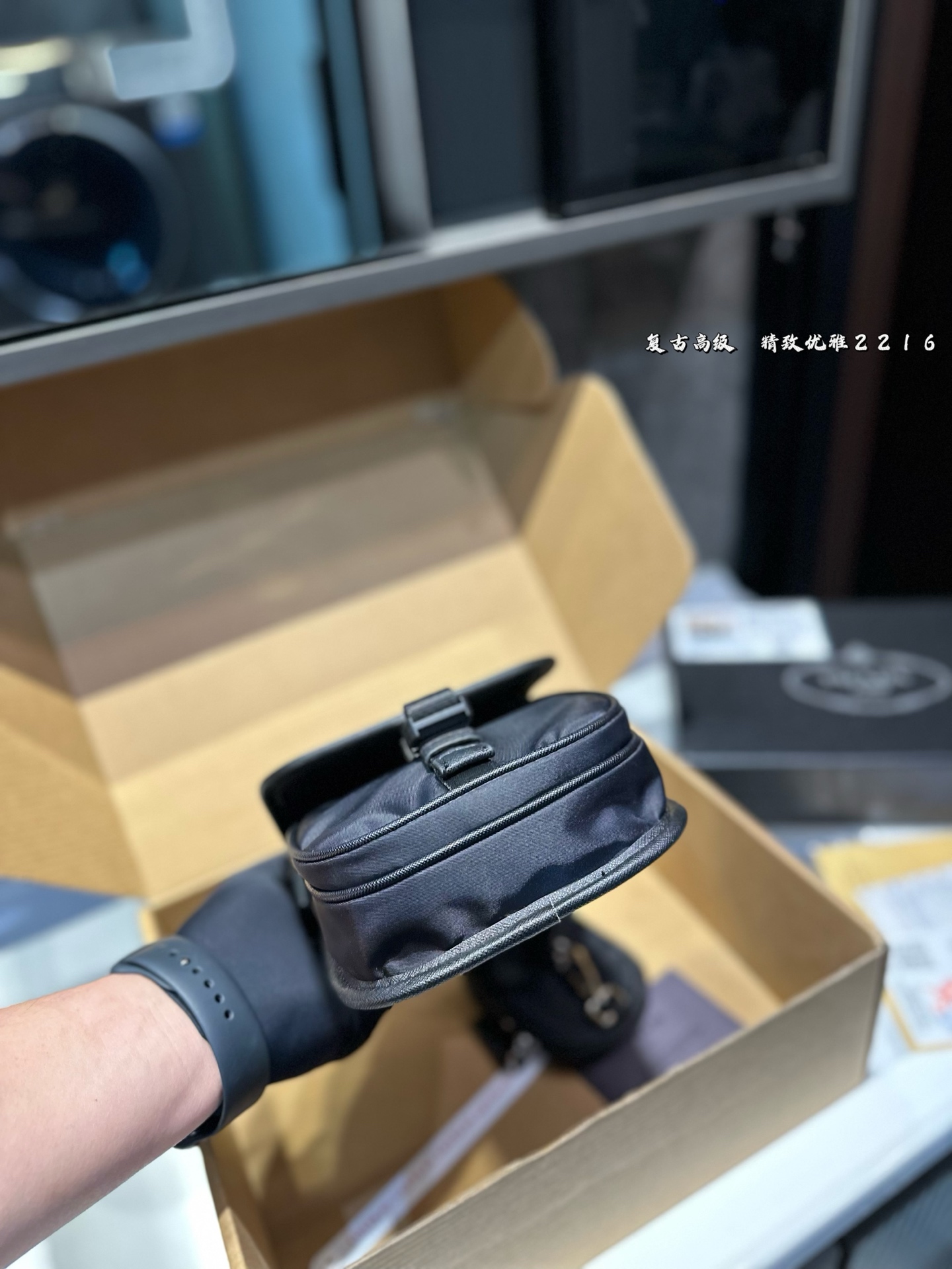 ❤️p125❤️ 普拉达Prada尼龙包 在时尚中增加柔美感 颜值真的绝绝子 谁看能不心动呢✨ 尺寸 13 18