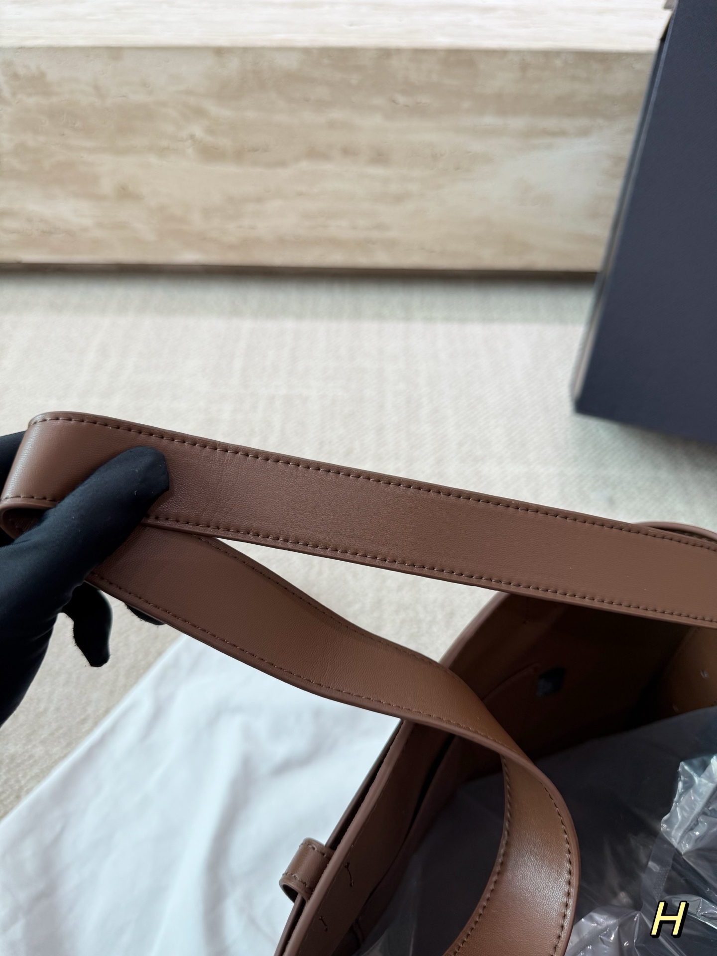 P205 配礼盒🎁 普拉达水桶 麂皮 又是心动Prada托特的一天. 松弛慵懒的tote包真的爱惨了 上身满满的高级感！ 日常通勤必备哦！ 尺寸：28.26