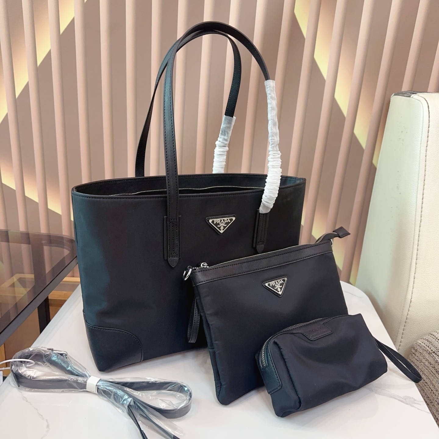 p135 三件套 Pradar最新中古包 eeprada普拉达新品中古包最近Pradar 龙设计,真的都太火了 革冬天的厚重感或夏天的运动感都可以轻松驾驭菜-眼就爱上了 Prada中古大包不论春夏秋冬都能背,百搭实用是大包里为数不多的仙女哦! 尺寸：35*11*27 bb