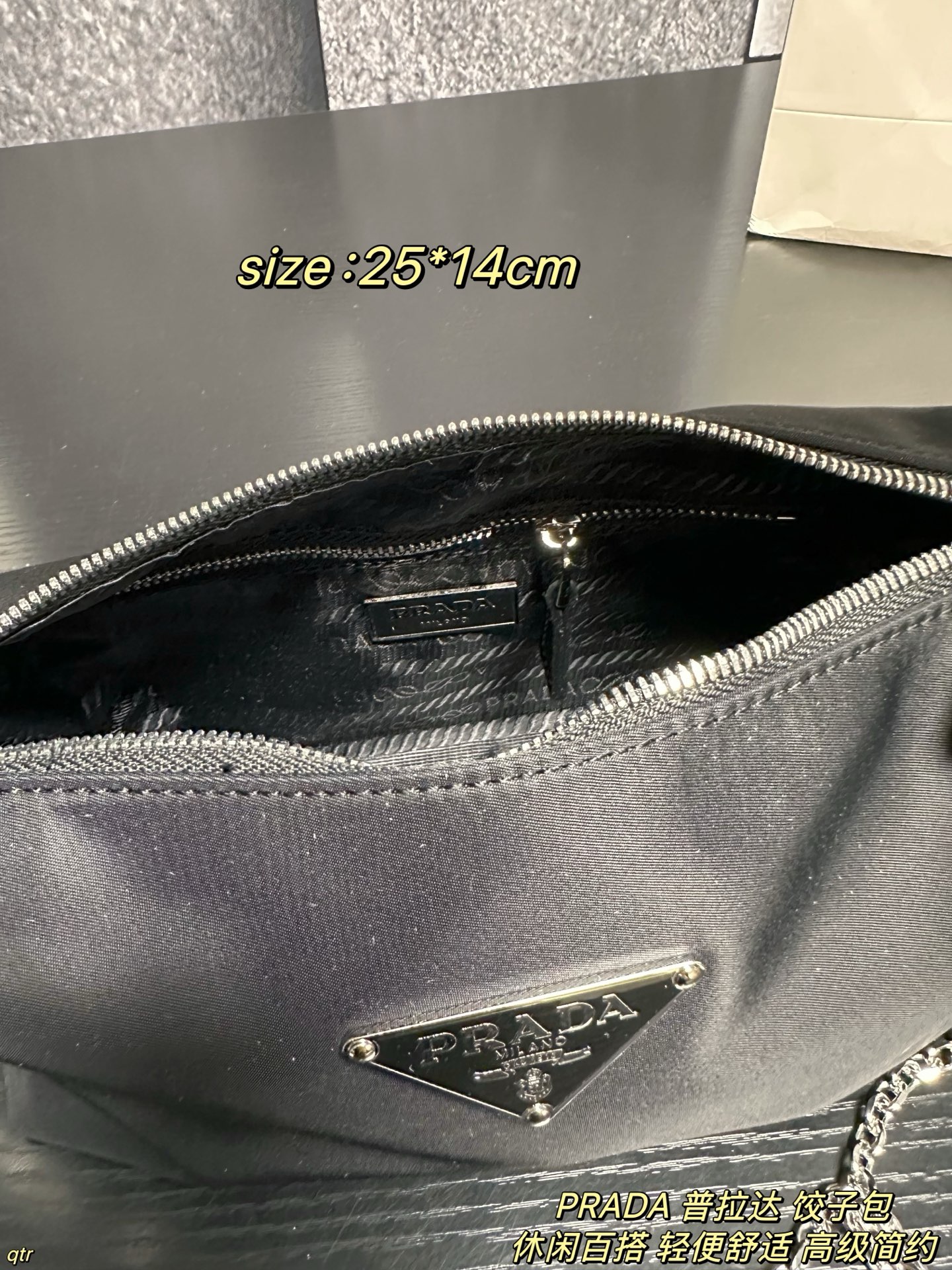 P95配盒 PRADA 普拉达 饺子包 不撞包又实用的小众 Prada尼龙饺子包，这颗造型非常可爱🤩像一个饺子🥟嘿嘿～简约又不失设计感 百搭实用款✨使用率也会很高 因为它好看又方便呀，贴心的设计边角还有皮革保护防磨损，容量也很大 出街通勤都没有问题滴～ 尺寸：25*14cm