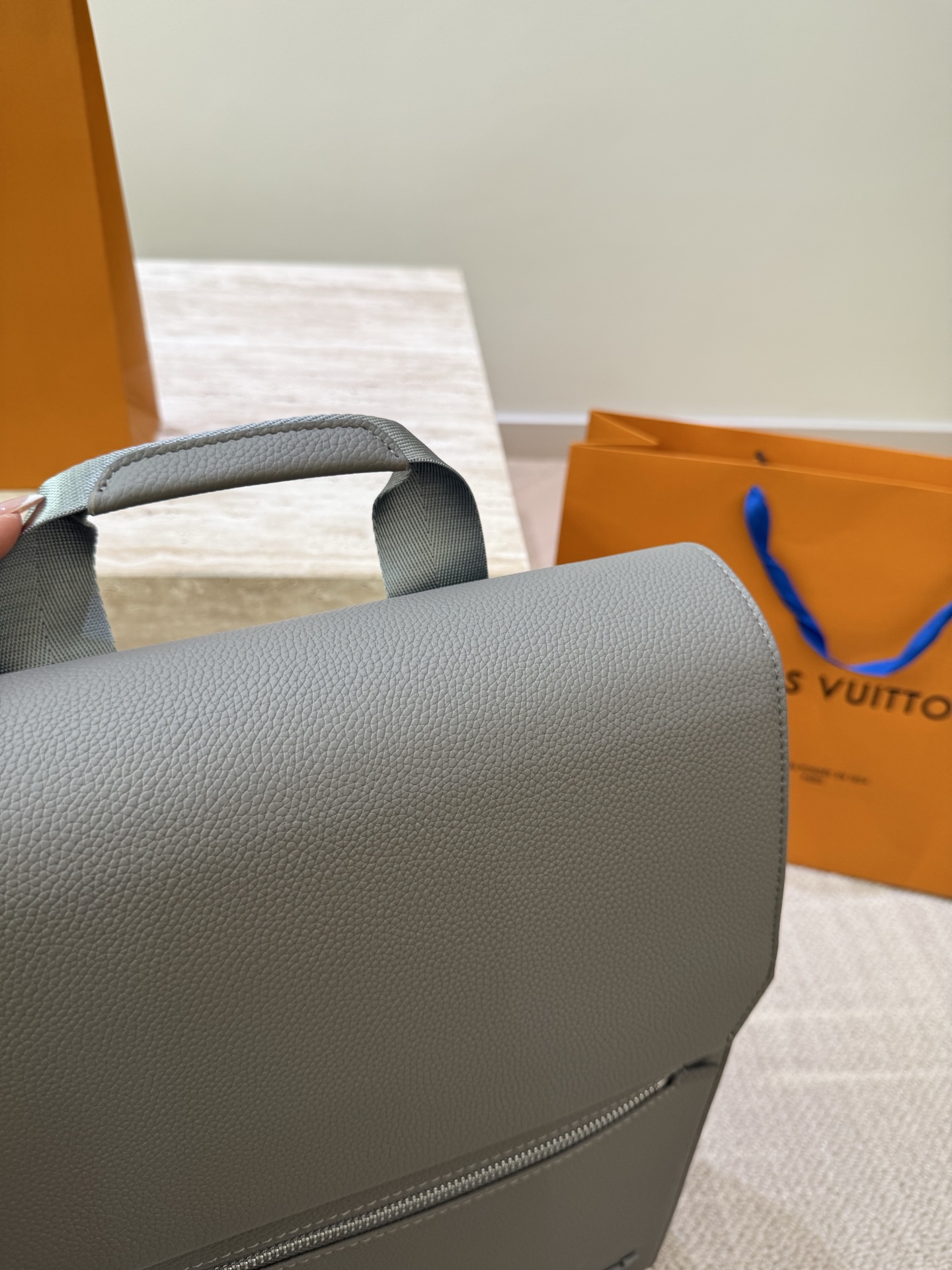 P160 高顔値双肩包/ LV Discovery 百搭通勤经典牛皮双肩包 LV最好看的双 肩包出差旅行必备 休闲商务都可驾驭 容量超大超能装 大热门款个人认为这是一款最合适男士的包包 超级酷 COOL 尺寸 30 40cm