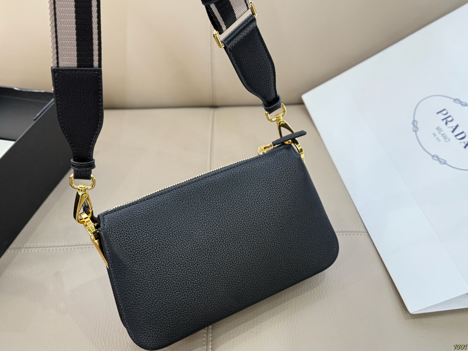 &yen;185 普拉达prada风琴包 太完美 格层多多 什么衣着全能搭配 容量空间大 手感超柔软 赶紧入手吧尺寸24.14