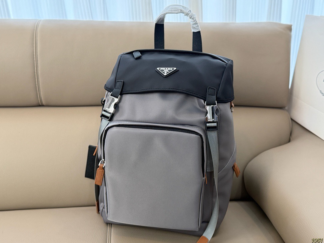 &yen;210 PRADA普拉达新款双肩包 满足日常所需，解放双手 款式百搭 非常能装👍 进口尼龙面料，低调简单 包身不易变形，自重轻❗️ 尺寸26 38