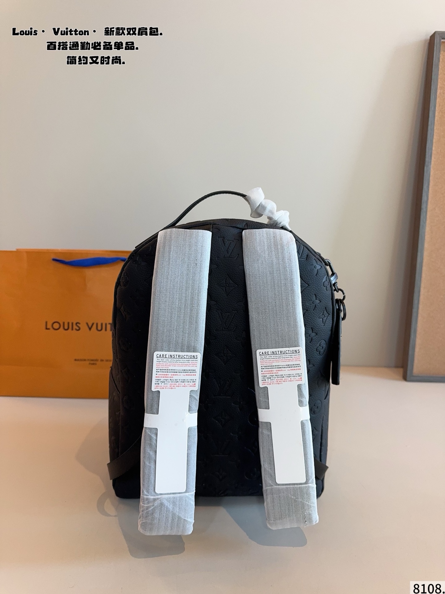 p190 Lv DISCOVERY 双肩包 男生日常休闲搭配的理想选择～ 实用又百搭，小小的身体大大的空间 非常适合放随身物品~ 面料耐磨耐刮蹭，适合男生大大咧咧的性格尺寸：30*12*38cm