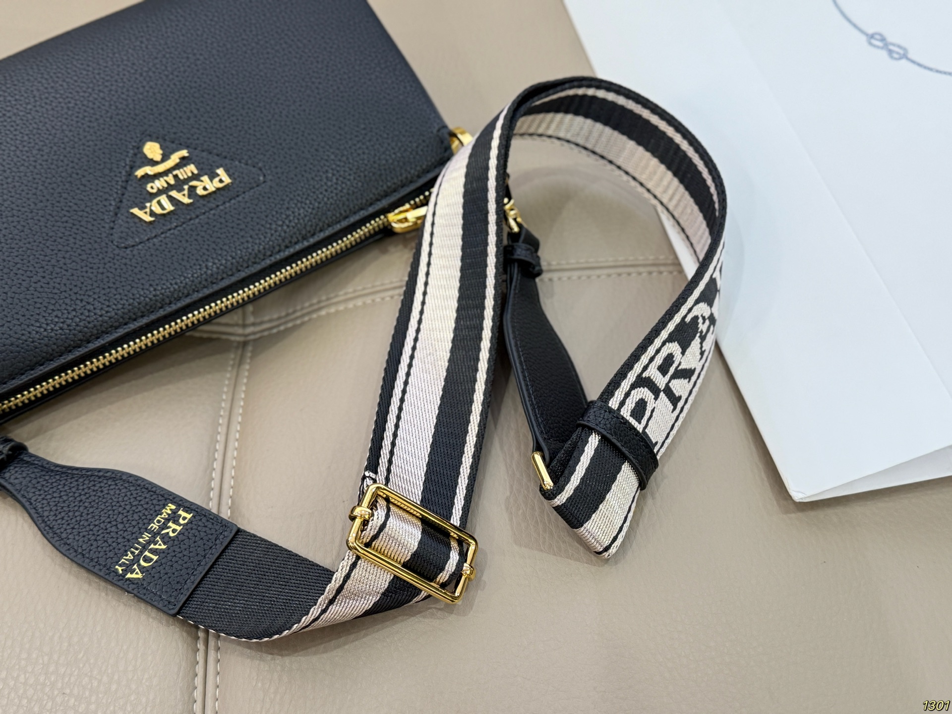 &yen;185 普拉达prada风琴包 太完美 格层多多 什么衣着全能搭配 容量空间大 手感超柔软 赶紧入手吧尺寸24.14