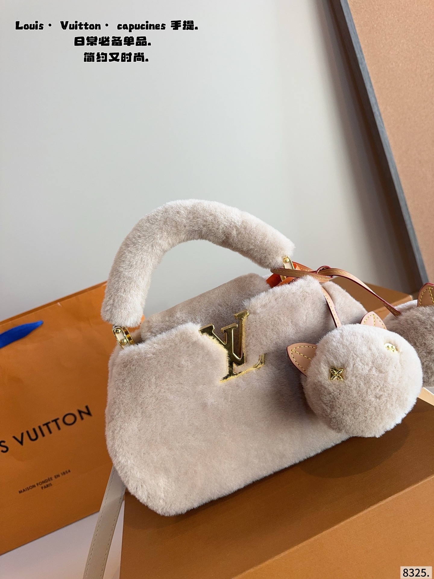 p180配礼盒🎁. LV Capucines bb 手提包 今年最多明星街拍的LV包包你能想到哪些款式呢？恐怕大多女性都会把目光锁定到柔软的荔枝纹Taurillon系列吧，因为全都是高端之选，无论是休闲商务都是最有品味的，Capucines bb 设计很有亮点，几乎是人见人爱的，在明星街拍中也最常见到，范冰冰、高圆圆等明星都是它的忠粉呢，尺寸小巧的迷你包，比起大号要显得甜美许多，尺寸：20*7*13cm