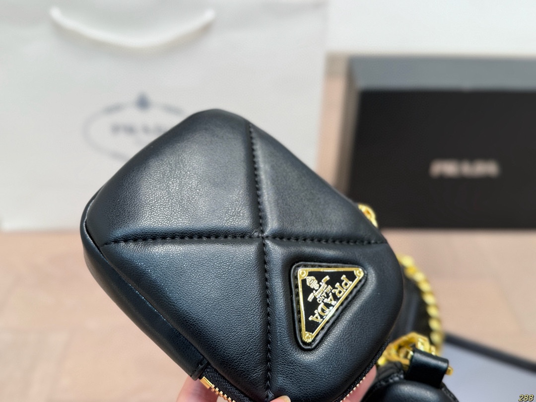 &yen;125配盒 Prada 普拉达三合一hobo 肩背包 斜挎 秀场最火单品！ 旅行 健身 生活 聚会 街拍 都ok！ 很有高级感 时装feel。 尺寸：25 13