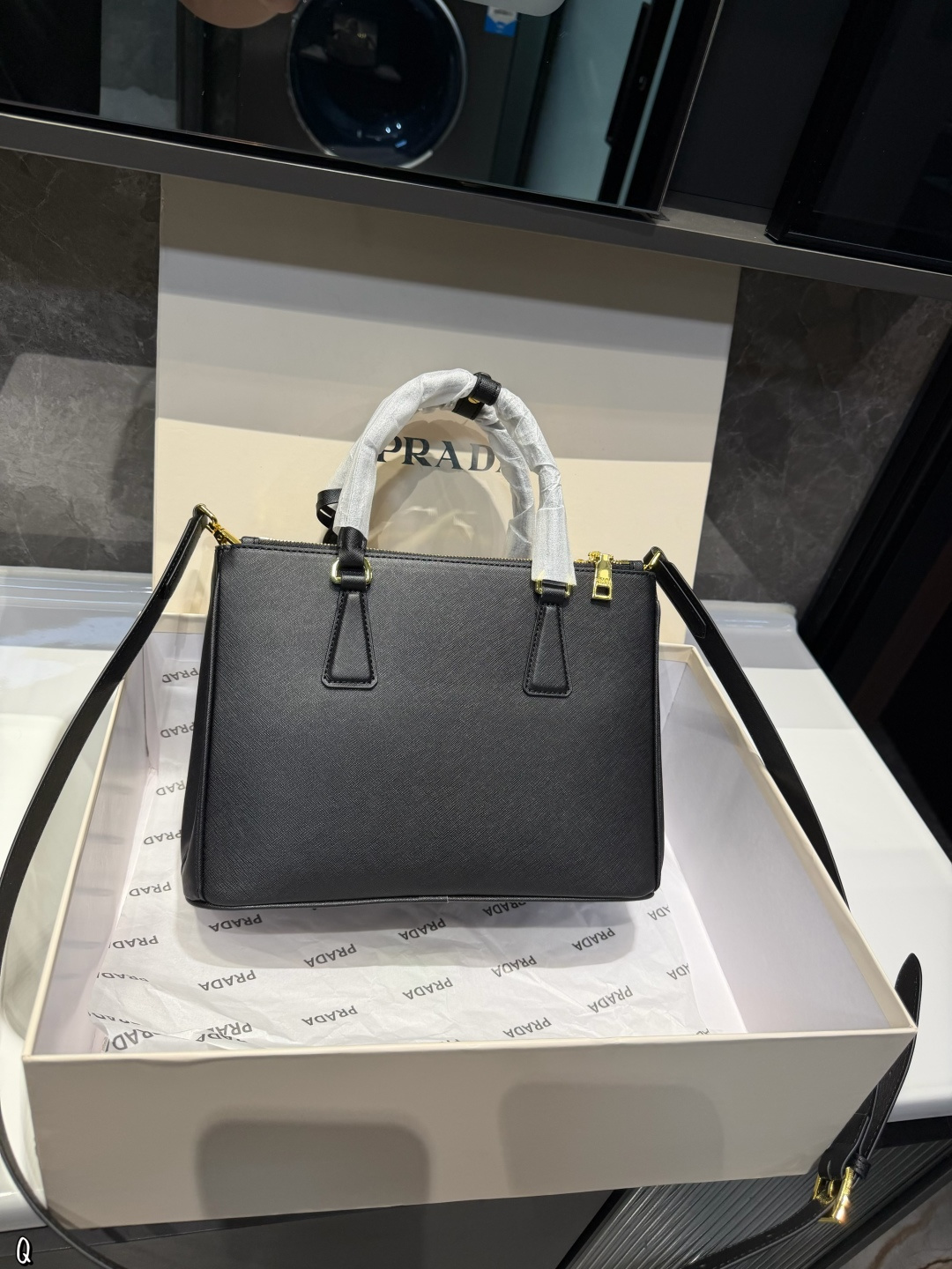 ❤️p205（礼盒包装）❤️ 普拉达杀手包仙气满满 小姐姐日常必入款魅力无限 释放你的时尚态度外形独特，有很多可爱的颜色可选，简直是不可错过的时尚单品不同于帆布包的柔软，背在身上主打一个肆意洒脱的感觉，超有质感，时尚达人超尺寸：28.20cm