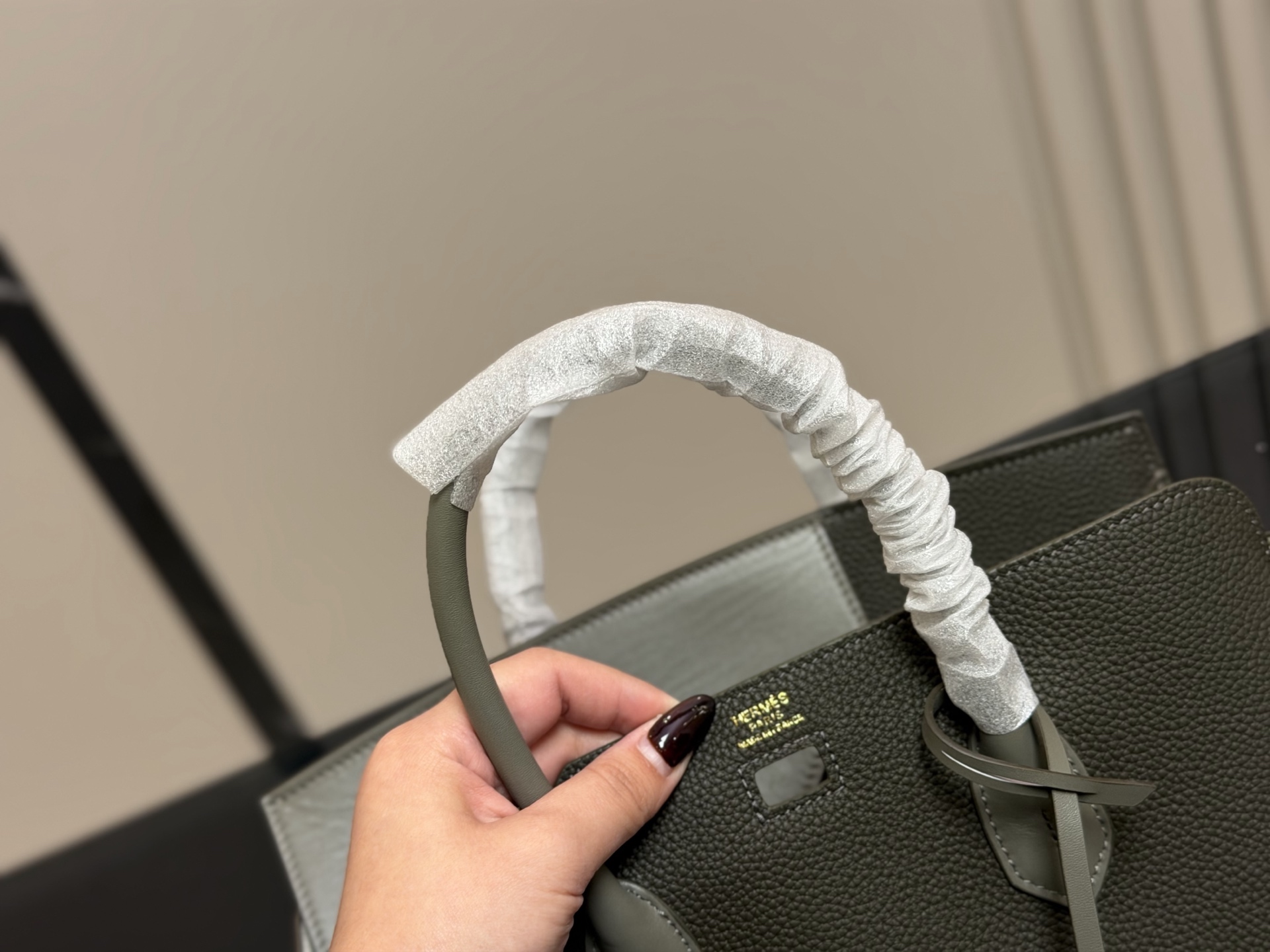 &yen;340 爱马仕Birkin D&eacute;sordre 30 这个包走秀的时候就相中了， 和双面KELLY异曲同工， 都是解构主义美学的创新。不过最大的 这个Birkin D&eacute;sordre 30却可以男女同吃