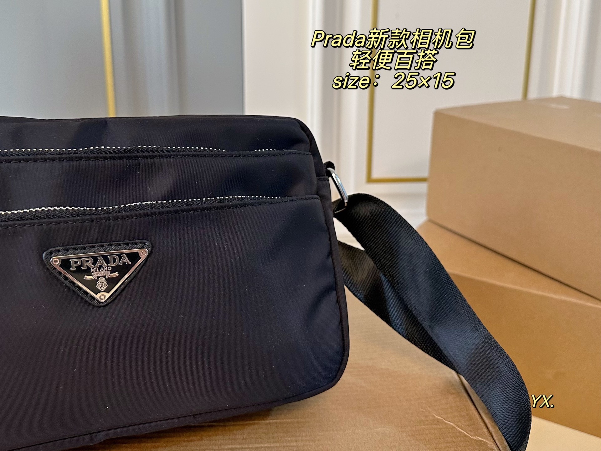 P95（配盒） size：25&times;15 PRADA普拉达新款相机包💕 采用进口尼龙 耐磨耐造 双层设计，方便归纳 容量超可，满足日常💗💗 可盐可甜，上身帅气而性感