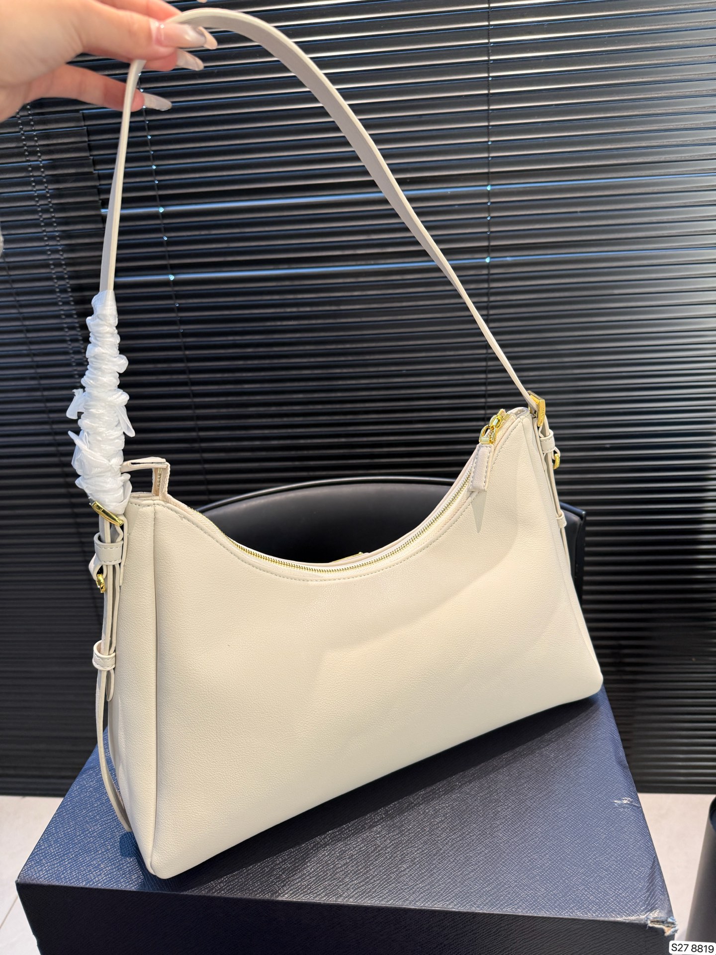 P185 配折叠盒 普拉达腋下新包|Prada上架2024秋冬新款Aimee手袋2024 秋冬Prada广告片中出场的这款手袋作品被命名为「Aim&eacute;e」 在法语中有「被爱、受宠」之意。 洗练hobo 廓形上点缀品牌标志性珐琅三角形金属徽标，搭配大衣狠狠爱了 尺寸：37 19 货号8819