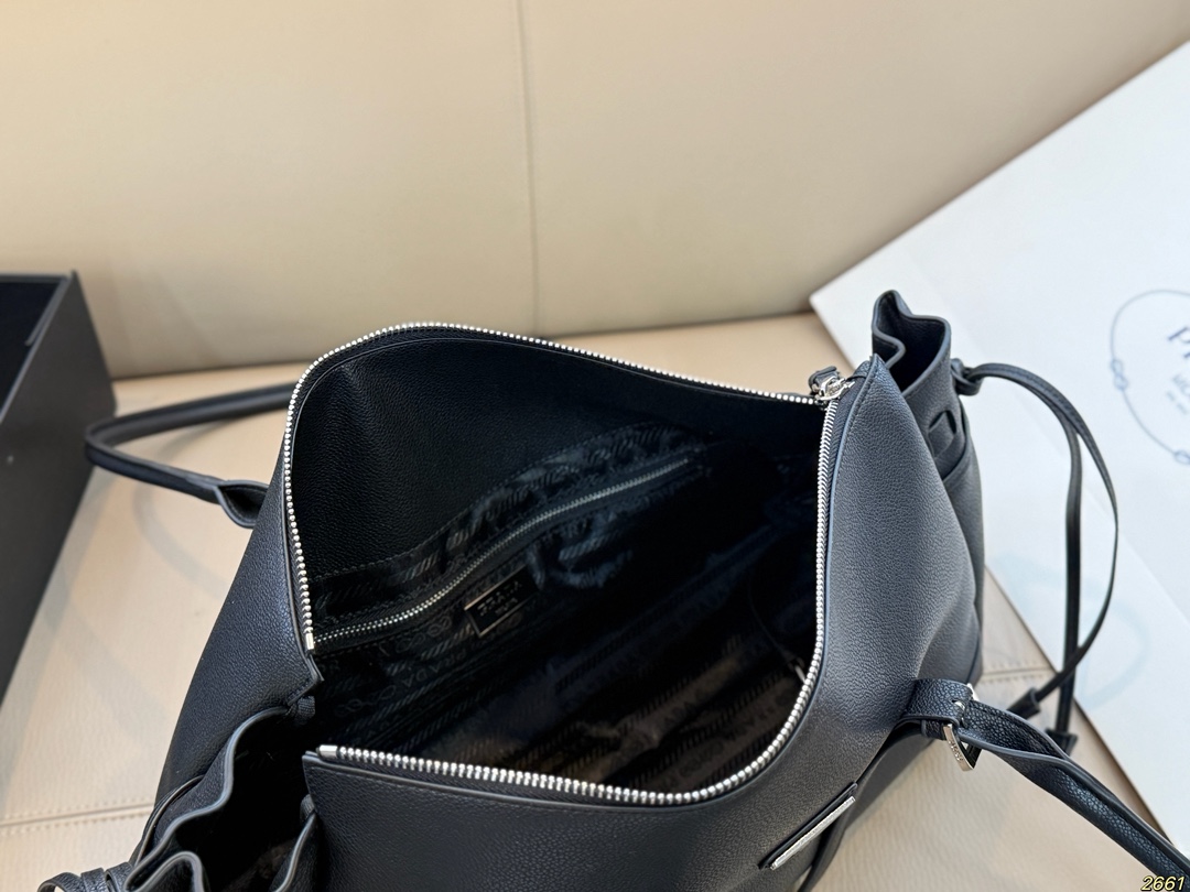 &yen;180 普拉达PRADA 腋下包 可爱到不行！凭实力圈粉 简约又不失高级 背上就是时髦精女孩～ 尺寸38 21