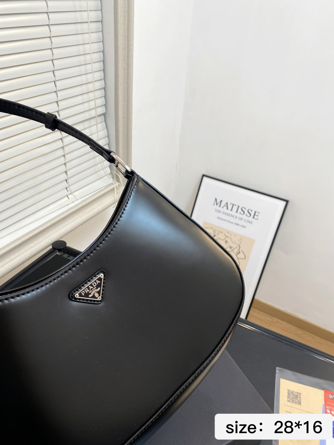 🅿️💰105 配礼盒 尺寸28*16 Prada洋气单品 普拉达腋下包 这个系列将是Prada接下来一整季的主打款式。Prada 手袋的曲线型设计分外醒目，当手包很优雅，时尚百搭！打麻将逛街也很轻便哦！ 7688