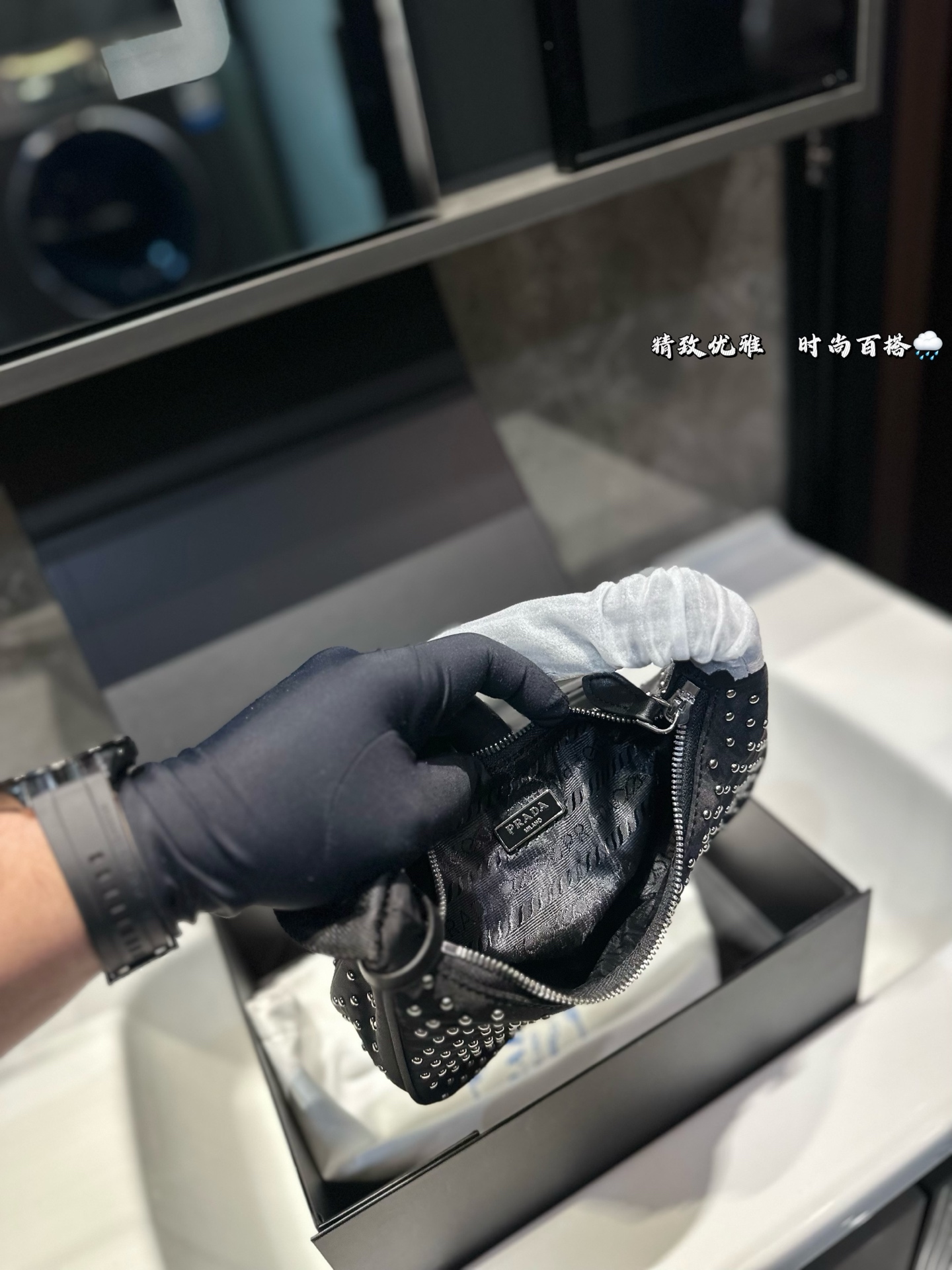 ❤️105（礼盒包装）❤️ 普拉达hobo 铆钉腋下包 Prada如影随形 充满了不一样的帅气感 甜酷辣妹穿搭必备 尺寸 21 11
