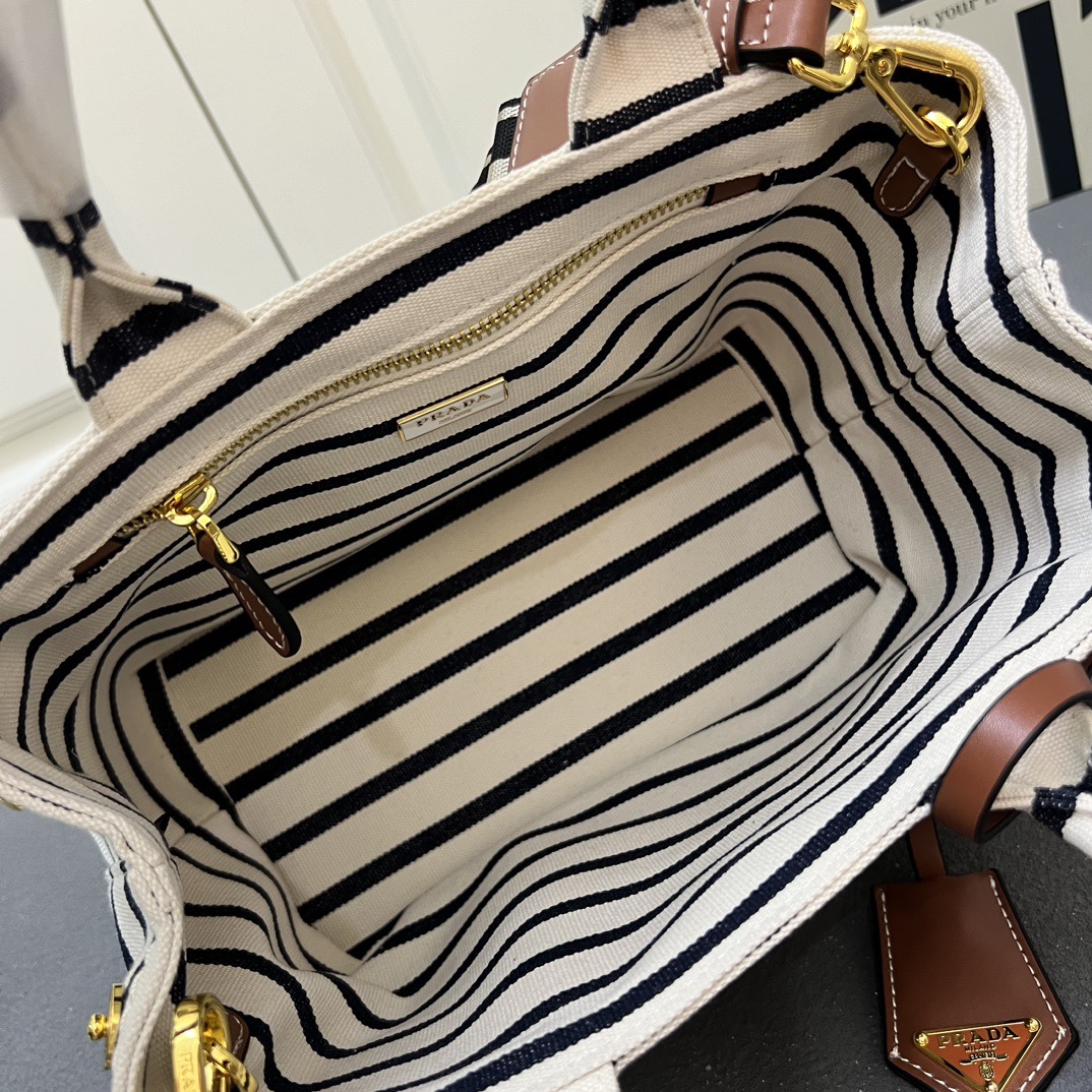 💰200包邮❗ 2025summer新品亚麻混纺配皮托特包小号 优雅时尚夏日度假风情托特包 采用亚麻混纺面料精心打造 配以牛皮双腕带 正面标志性字母徽标压花 超实用的托特包造型 配有可拆卸皮革钥匙环 简约精致内里容量超大超好用 简直是太棒了 .时尚潮人新宠 完美细节媲美砖柜超级棒5炎评价 size:25*19*15cm 型号：1A678