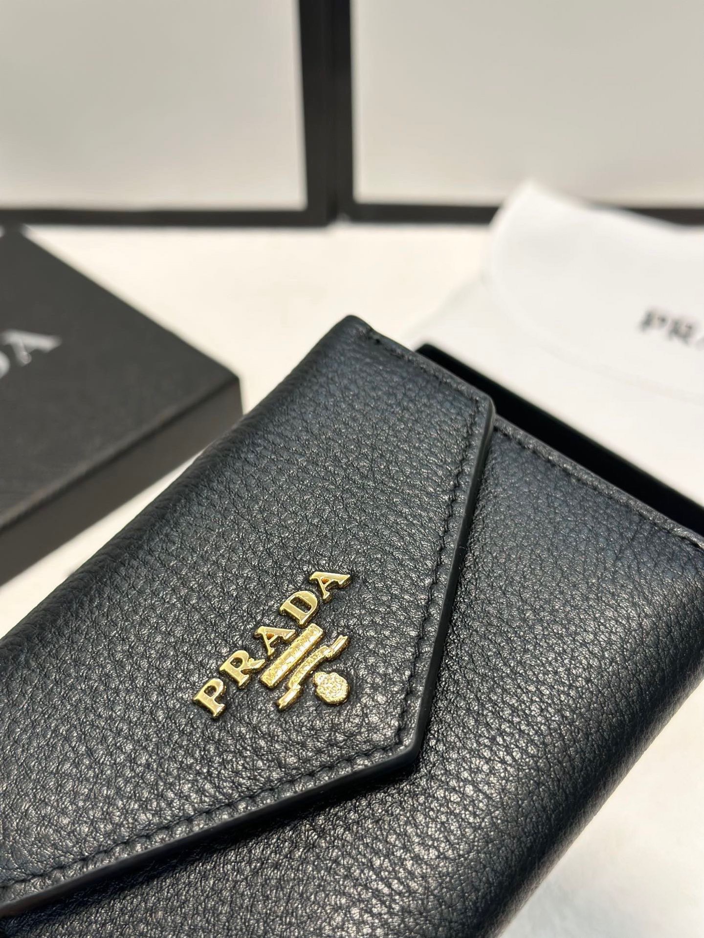 P95🎀🎀颜色 黑🎀尺寸 11x10🎀普拉达👏时尚钱包，优质牛皮👍🏻高档五金配件，内阁丰富，超级实用❗️现货高品质[得意]