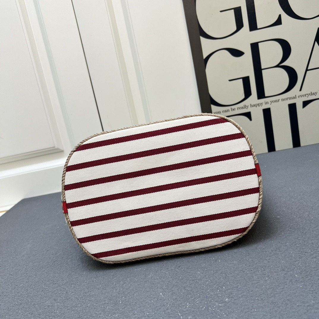 💰210包邮‼️ 🎉新款水桶包🎉1A082走秀款 这款Re-Nylon 手袋的設計采用尼龙面料和小牛皮。獨特的組合添上迷人點綴。滑動式繩索手挽凸顯這款手袋的靈活百搭，方便手提或肩背/斜跨，顶级五金。容量空间大，非常休闲时尚，又是一款永久不过时爆款，宝宝们，赶紧入手吧🎉🎉 长23.5x高28x底16.5cm