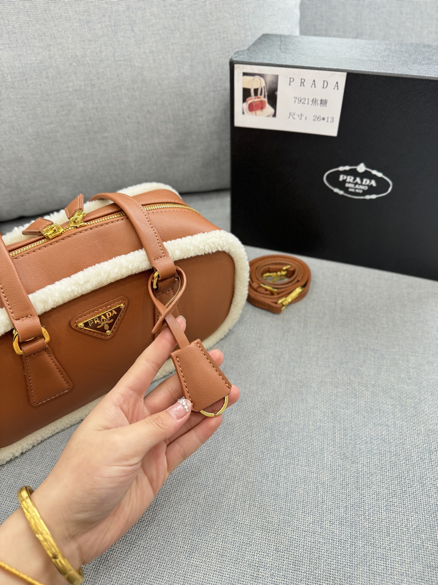 💰150 天地盖 size：28&times;15 PRADA普拉达 腋下包 手提单肩包 皮质手感柔软细腻，自带淡淡的皮香味，巧妙融合多种元素，呈现出独特而时尚的美学风格， 简约又有质感~