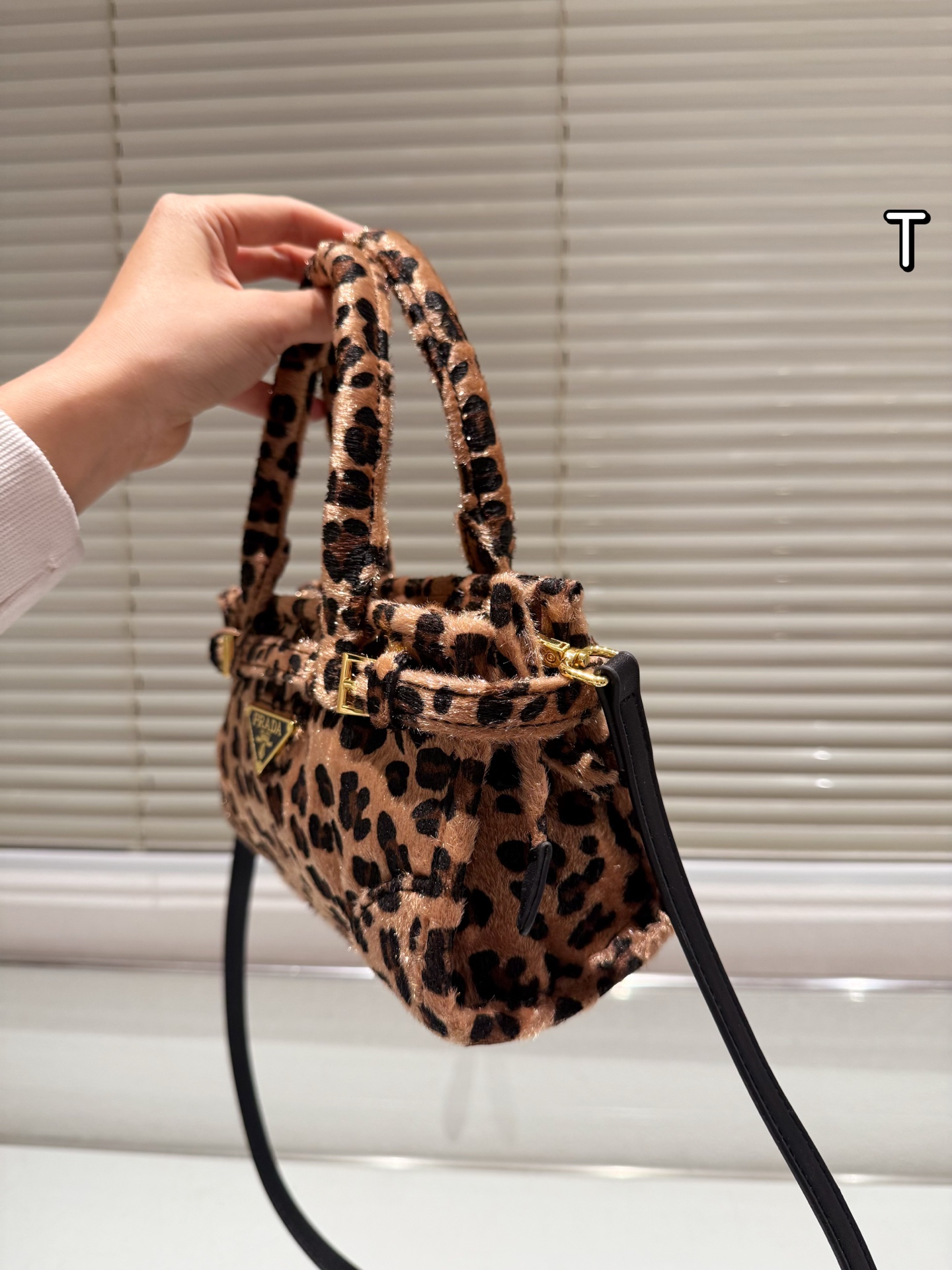 P160 Prada 普拉达Bonnie手袋 &Prada Bonnie手袋采用黑白奶牛纹压花小羊皮，触感柔软细腻，搭配标志性三角金属徽标，辨识度超高。，轻巧便携，配有可拆卸链条肩带，支持手提、单肩或斜挎多种背法。奶牛纹设计俏皮又时髦，秋冬搭配简约或亮色服饰都超出彩国，轻松提升造型亮点！ 迷你尺寸12&times;23.5x9cm