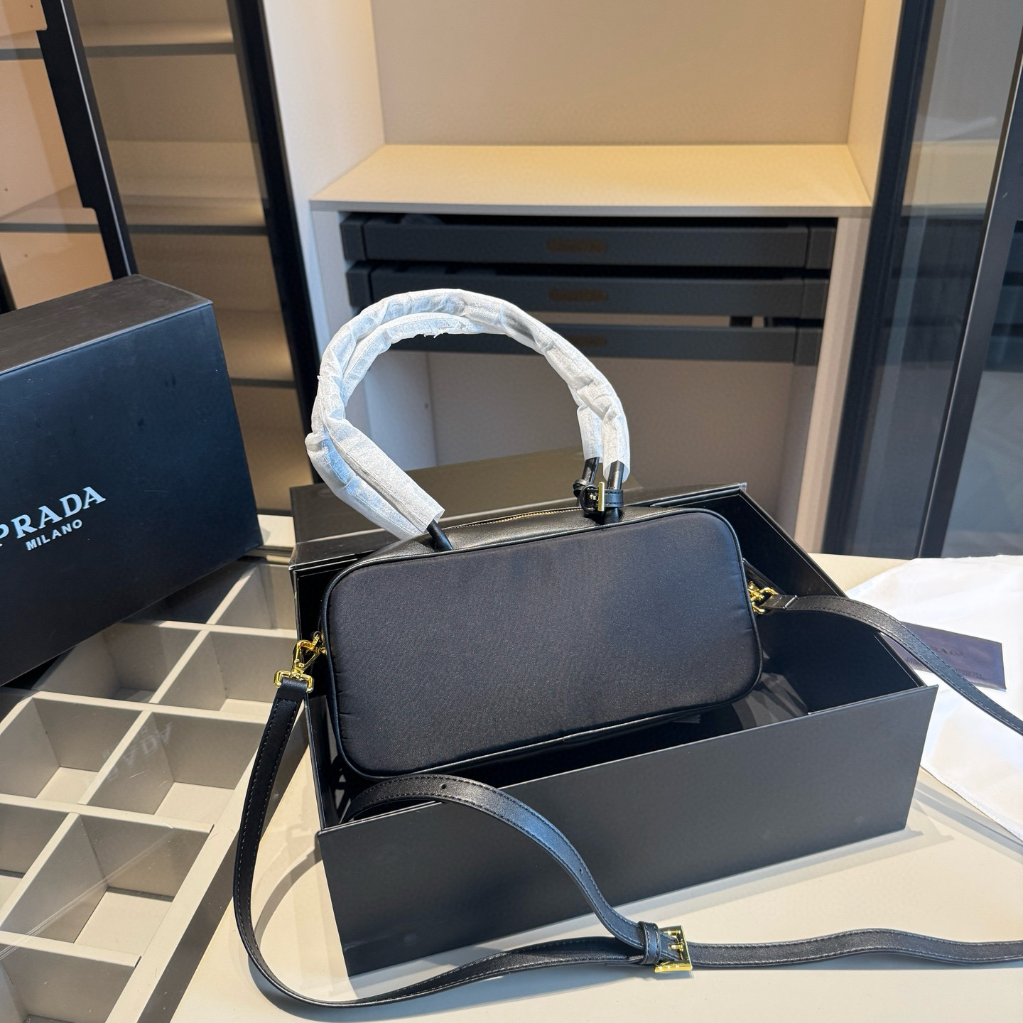 🅿️185～🅿️190～🅿️195✅新品推荐🔜 高端货🔥Prada普拉达专柜新款锁头腋下包～👍明星同款！到哪都是回头率👍专柜同款哦！品质堪比正品！进口面料外出轻便实用！原版顶级五金🎁原版礼盒包装（size：小号28*14 中号30*18 大号34*23）