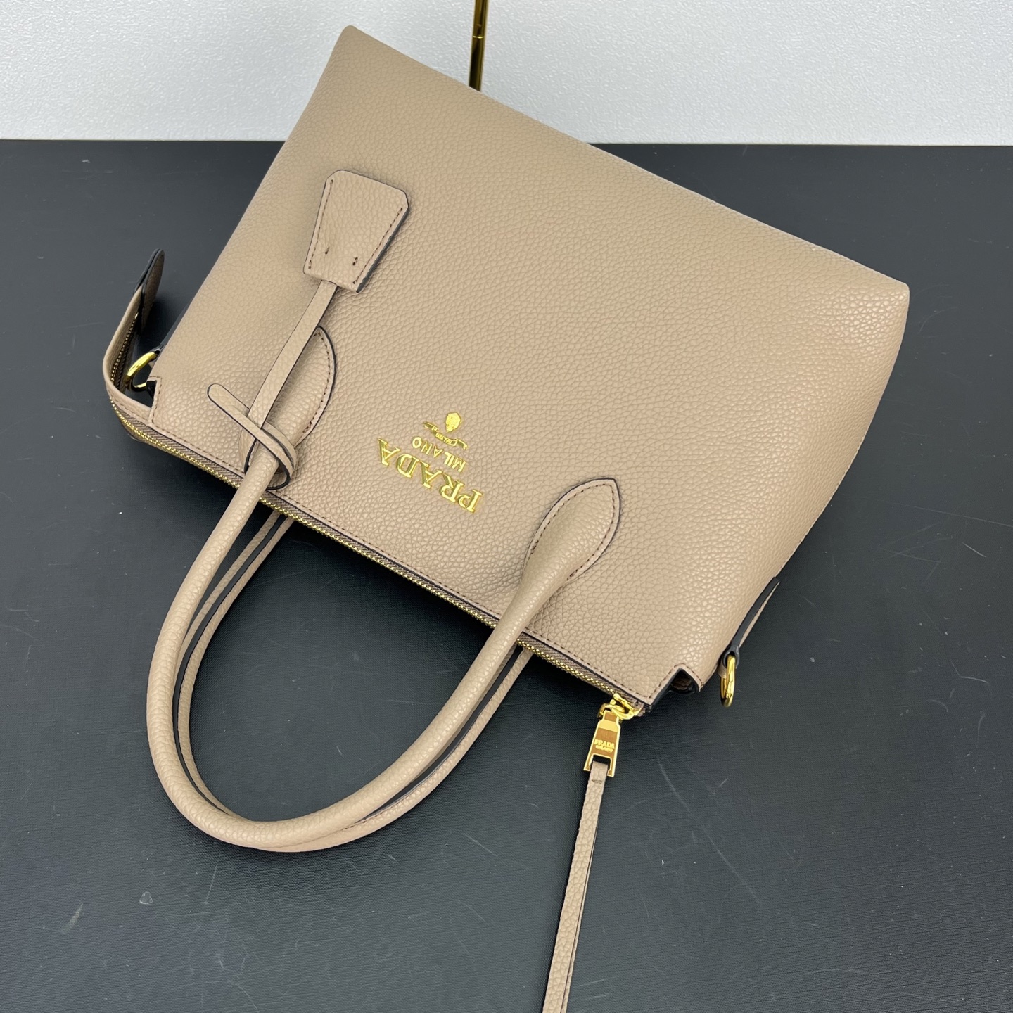 定制版💰318包邮❗ P家新款，专柜正品有售【顶级原版质量】 ！型号：1BA157，尺寸：31&times;23&times;14cm 175工厂出品，必定精品 🌹配双肩带💋大荔枝纹小牛皮 皮革双提手 可拆卸可调式皮革肩带 可拆卸可调式彩色织物肩带 镀金配件 金属刻字Logo 拉牌！