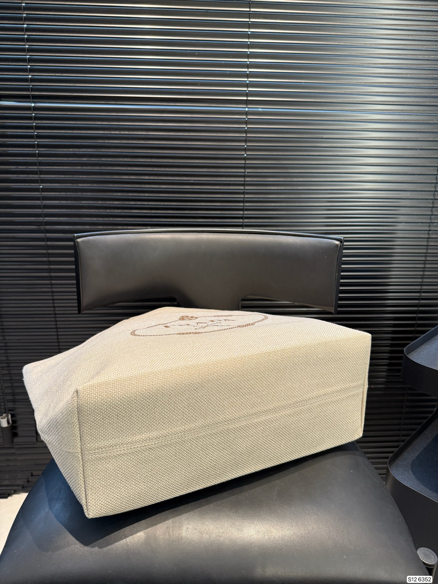 P110 Prada普拉达牛仔托特包 容量充裕，搭配便捷的大开口 质感柔软的面料勾勒出时尚简约之美 尺寸38 30 货号6352