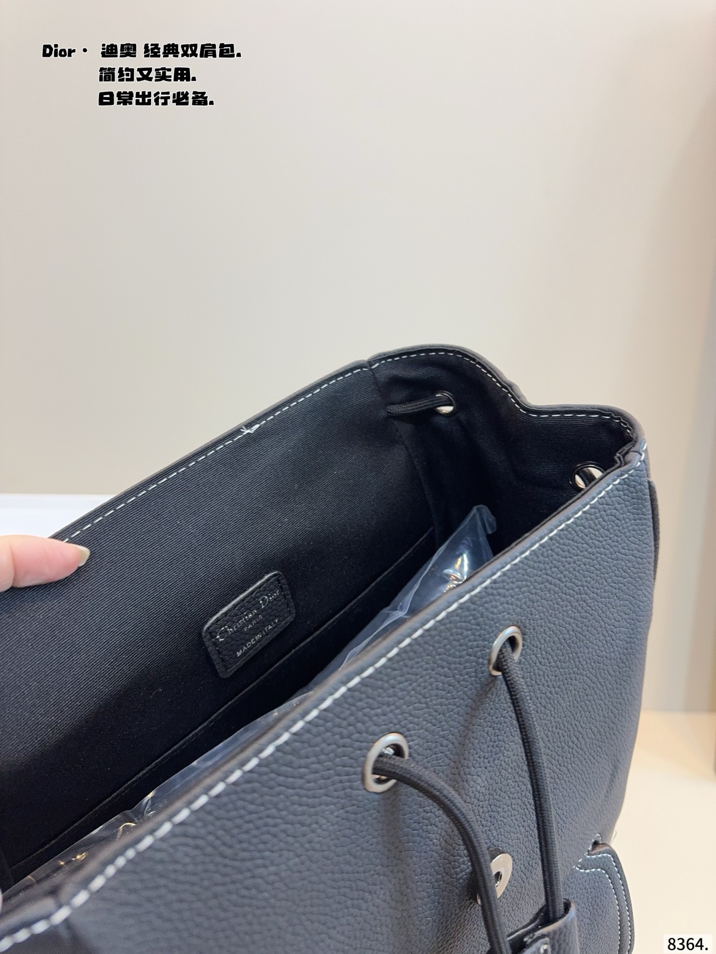 p185 dior 迪奥 双肩包经典永不过时！每年过年的时候背包都是销售冠军哦！出门旅游！外出等等都是非常之适合！最受欢迎的一款背包经久不衰[强] 超纤🐂皮 绝对高品质 尺寸：29*14*40cm