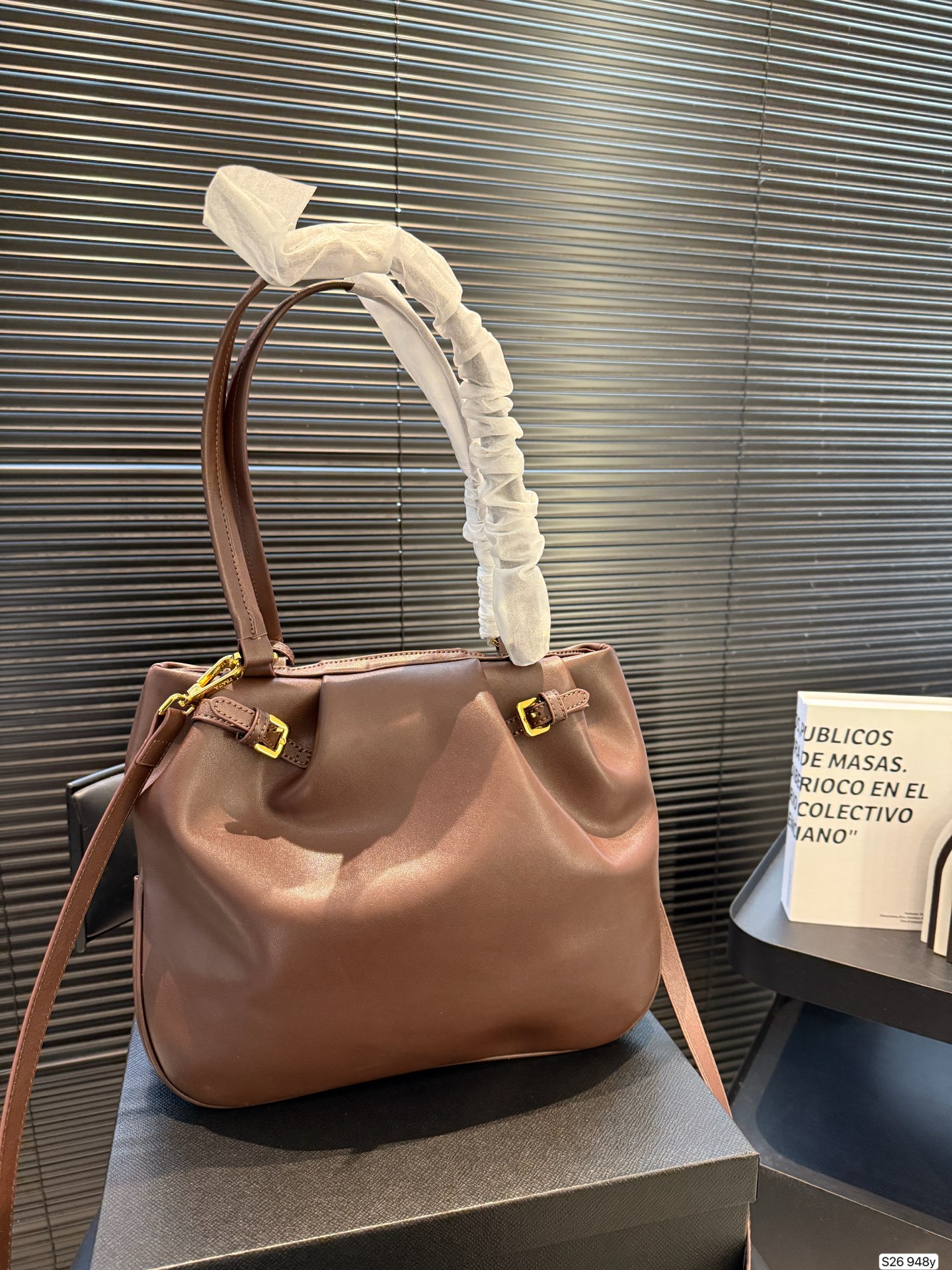 P180 普拉达 又是心动Prada的一天. 松弛慵懒的tote包真的爱惨了 上身满满的高级感！ 日常通勤必备哦！ 尺寸：33 26 货号948