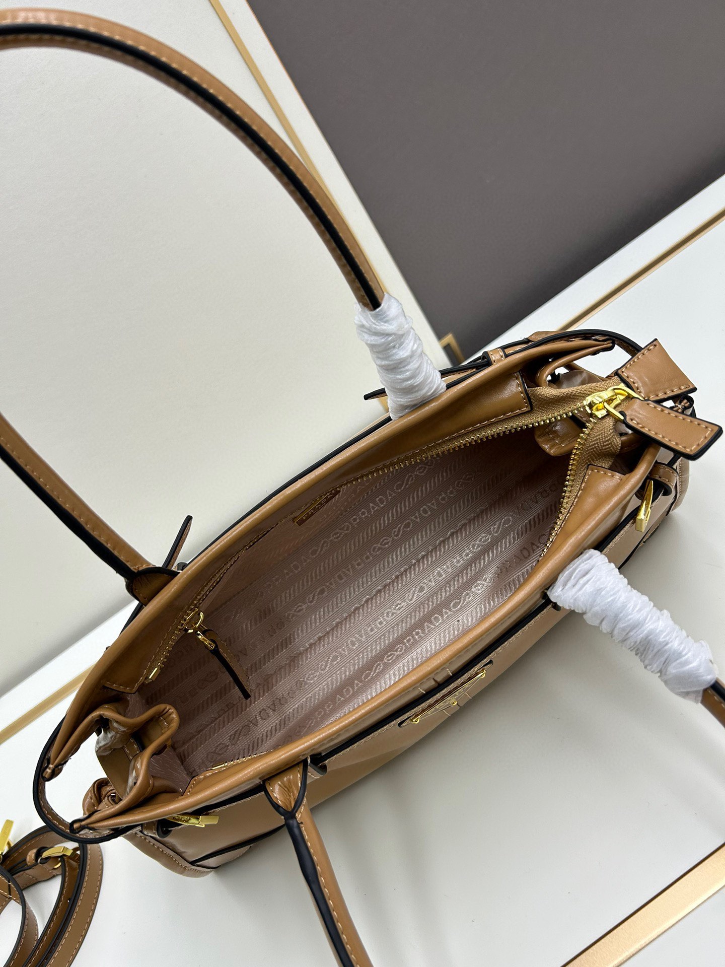 大号💰288包邮‼️ 小号💰258包邮‼️ Prad* Solf lux 手提斜挎包 秋冬爆款油蜡皮系列 黑金配色真是时髦精必备，复古风拿捏恰到好处，氛围感十足，油皮质感，上手很輕 以纯黑色为主体，黑金三角小铭牌点缀在包上，随性而不失精致 真是太好。型号:BG446 大号尺寸：底长38x高25x宽13cm 小号尺寸:底长32x高15x宽12cm