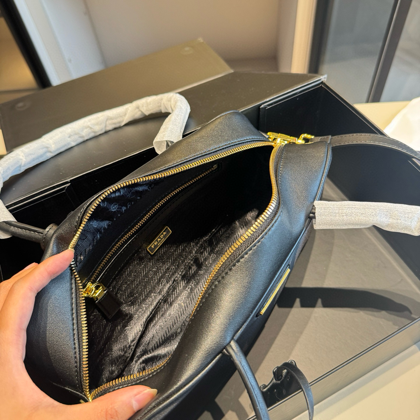 🅿️185～🅿️190～🅿️195✅新品推荐🔜 高端货🔥Prada普拉达专柜新款锁头腋下包～👍明星同款！到哪都是回头率👍专柜同款哦！品质堪比正品！进口面料外出轻便实用！原版顶级五金🎁原版礼盒包装（size：小号28*14 中号30*18 大号34*23）