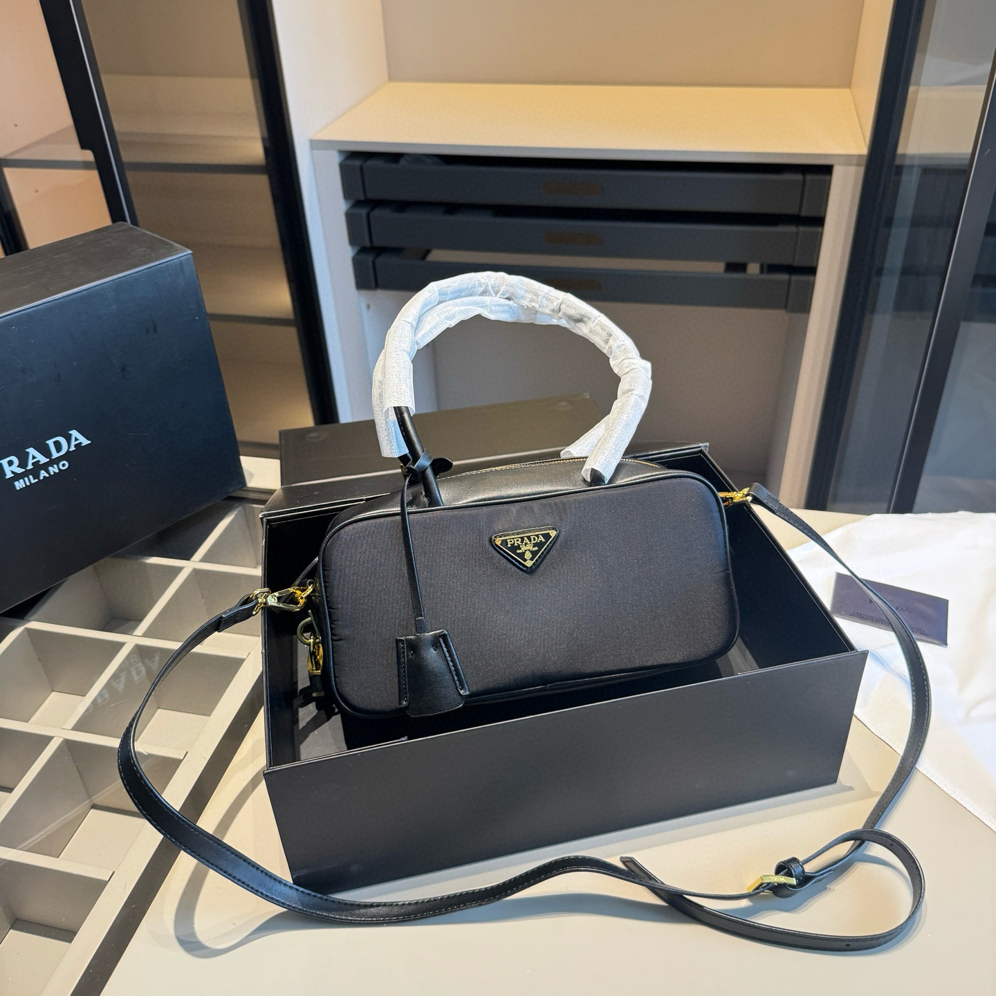 🅿️185～🅿️190～🅿️195✅新品推荐🔜 高端货🔥Prada普拉达专柜新款锁头腋下包～👍明星同款！到哪都是回头率👍专柜同款哦！品质堪比正品！进口面料外出轻便实用！原版顶级五金🎁原版礼盒包装（size：小号28*14 中号30*18 大号34*23）