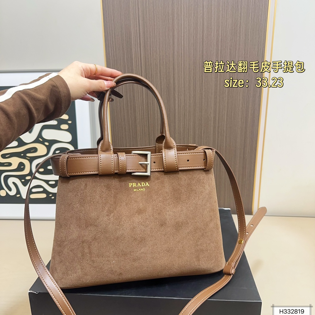💰235 配盒⚠️尺寸33*23 Prada 普拉达 Buckle翻毛皮手提包 2024春夏系列，采用柔软麂皮，触感细腻，低调哑光质感超有氛围感。标志性金属腰带＋三角徽标，辨识度满分！尺寸适中中，通勤休闲都能轻松驾驱。肩带可拆卸调节，手提斜挎随心切换，实用又时髦。简约大气，时尚爱好者必入！
