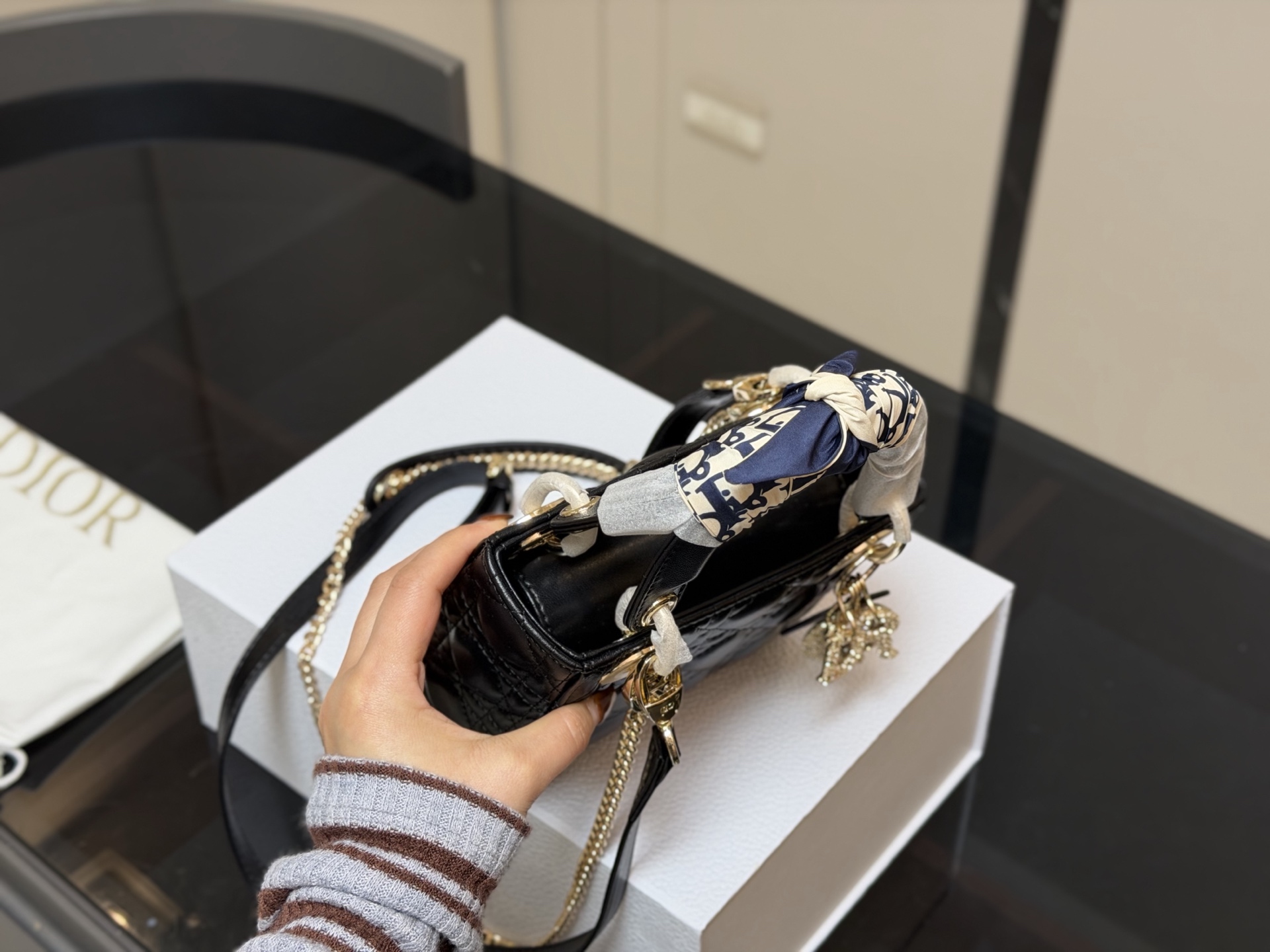 &yen;205 配折叠盒 尺寸:17*13cm 高品版.升级出货 ✅ 迪奥 戴妃羊皮 每个颜色真的太好看啦 是不是都需要它！